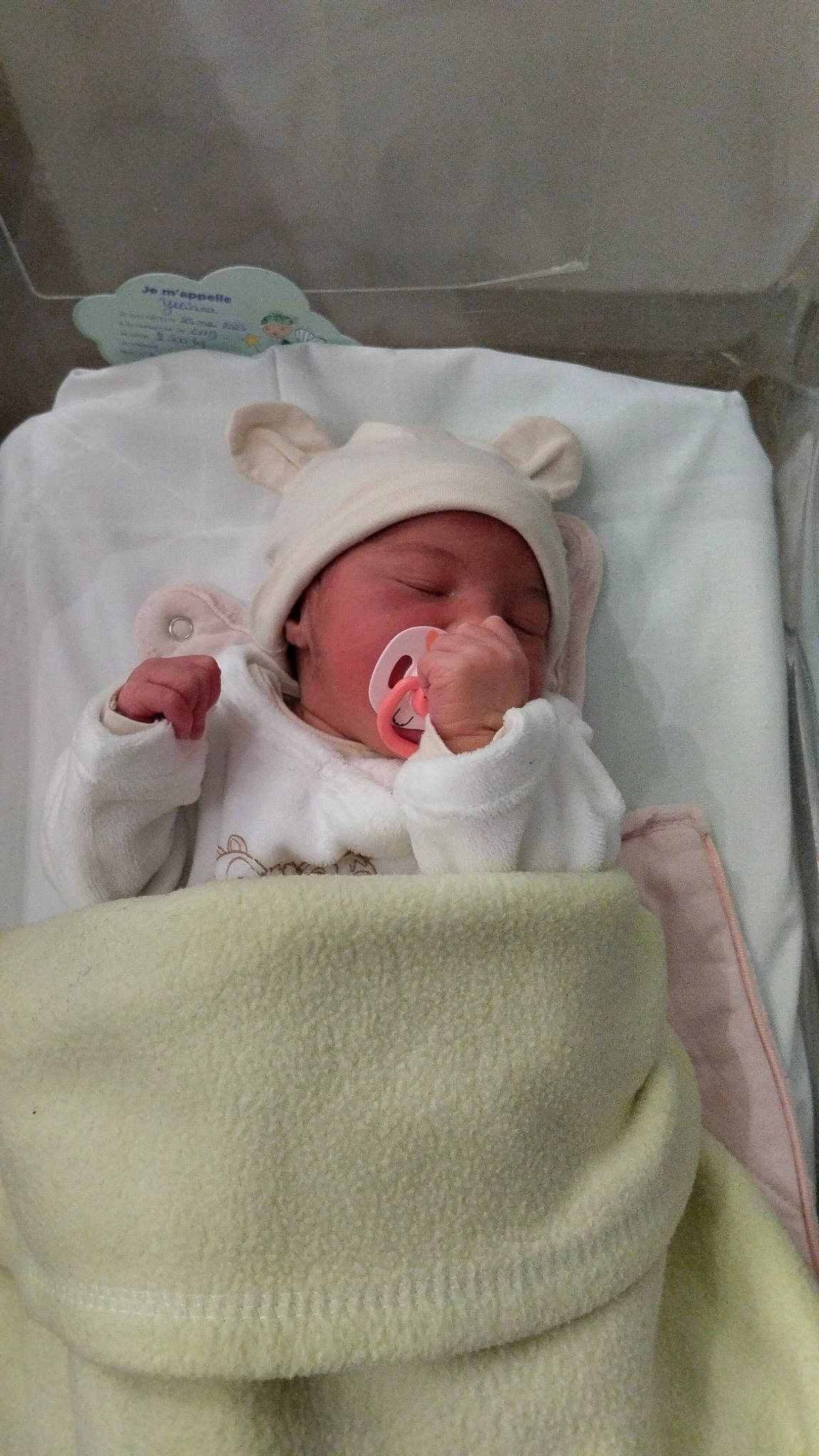 Ylliana participe au concours pour gagner de l'argent avec cette photo : baby, baby_products, baby_safety, baby_sleeping, baby_toddler_clothing, bedtime, child, comfort, face, head, infant_bed, linens, nap, person, room, sleep, toddler