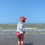 Ylliana a rejoint le concours — aidez-le/la à gagner de superbes lots ! beach, casual, child, clothing, fun, headband, ocean, outdoor, reflection, sand, shadow, sky, standing, summer, sunglasses, sunny, toddler, vacation, water, waves
