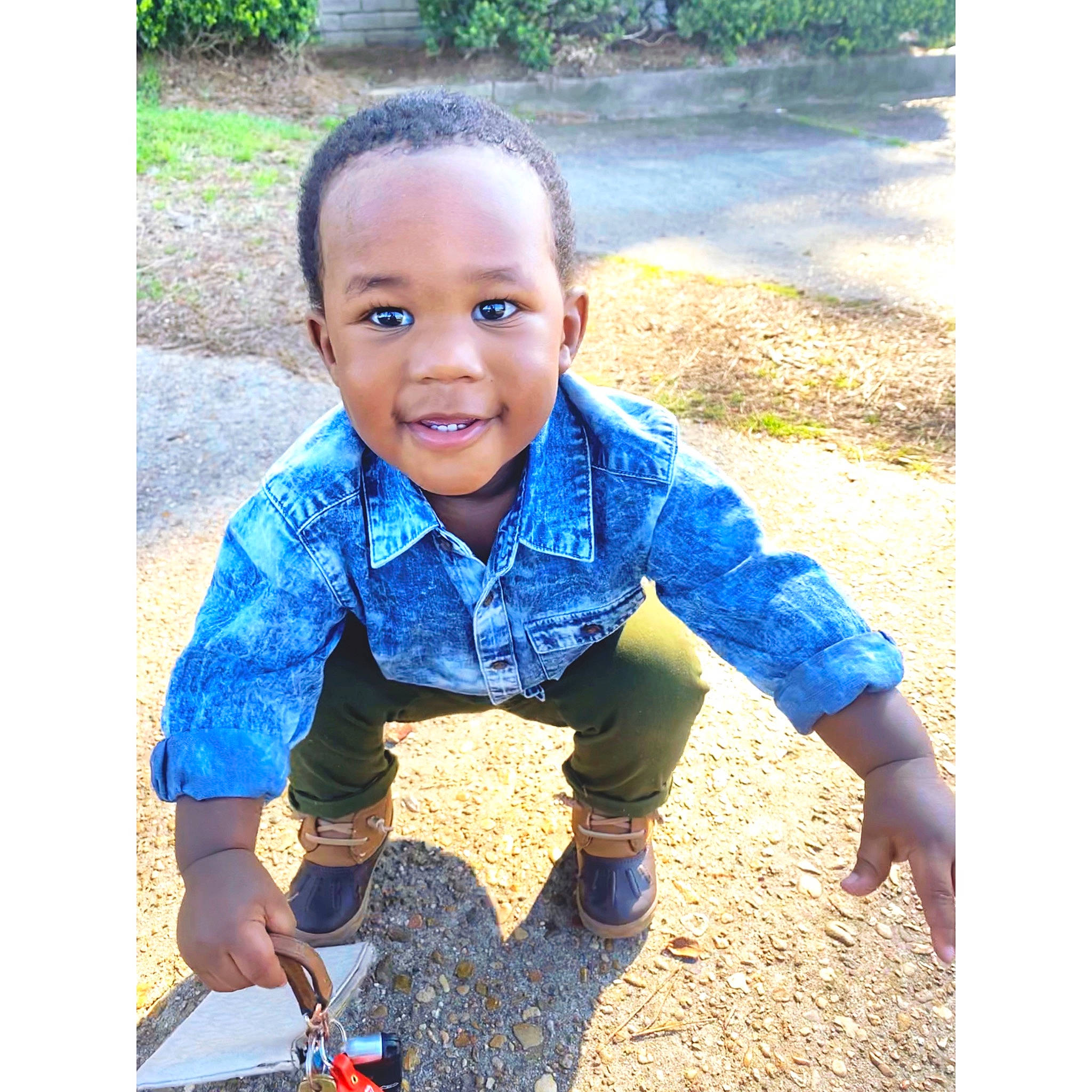 Kacen is registered to the contest to win money with this photo: adaptation, child, cool, grass, happy, joy, person, photography, play, shoe, smile, soil, t_shirt, toddler, water