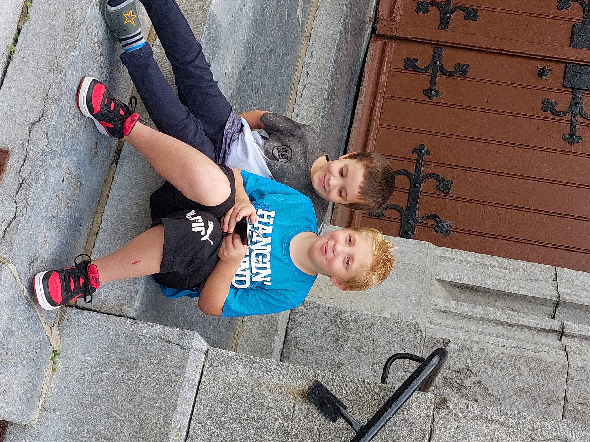 Mayronn a rejoint le concours — aidez-le/la à gagner de superbes lots ! adventure, asphalt, concrete, elbow, eyewear, fun, human_leg, joy, knee, leisure, person, recreation, shorts, sneakers, sportswear, street_fashion, street_stunts, sunglasses, t_shirt, thigh