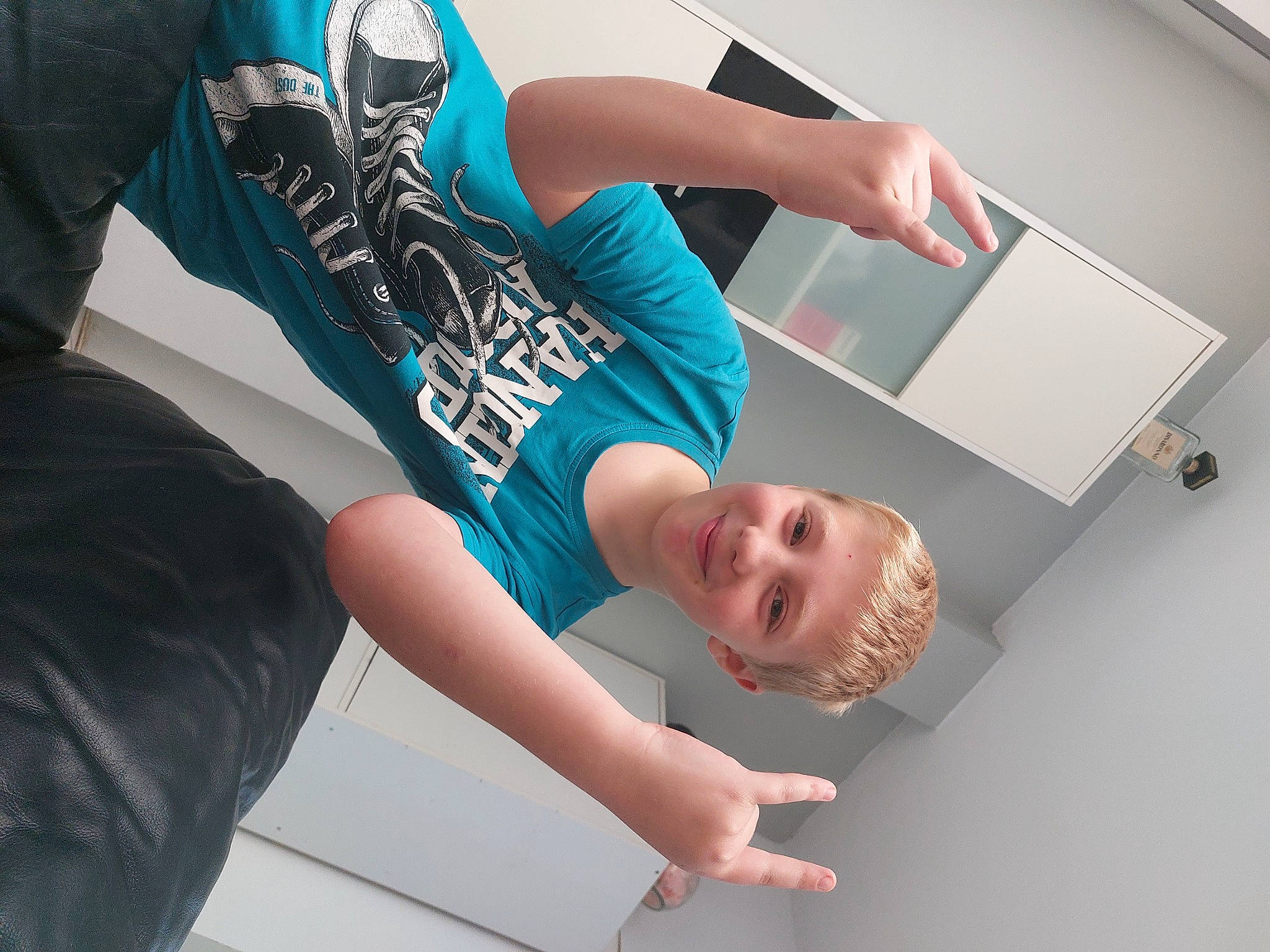 Mayronn a rejoint le concours — aidez-le/la à gagner de superbes lots ! automotive_design, comfort, elbow, electric_blue, flash_photography, gesture, human_leg, joy, knee, leisure, neck, person, physical_fitness, room, shorts, shoulder, smile, sports_gear, sportswear, t_shirt