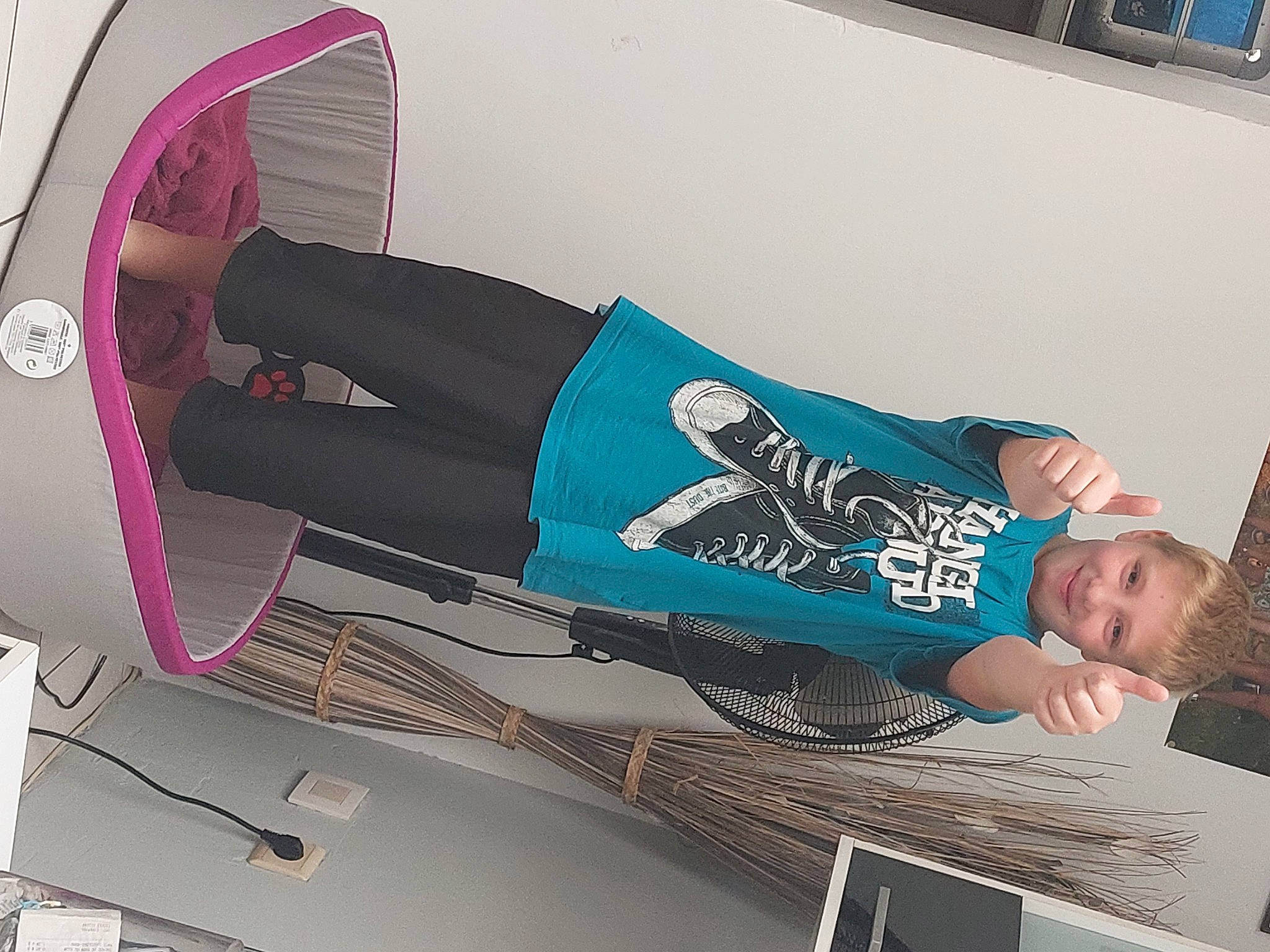 Mayronn participe au concours pour gagner de l'argent avec cette photo : advertising, aircraft, automotive_design, automotive_exterior, comfort, elbow, human_leg, joy, knee, lap, leg, motor_vehicle, person, product, sitting, smile, sportswear, suit, t_shirt, thigh