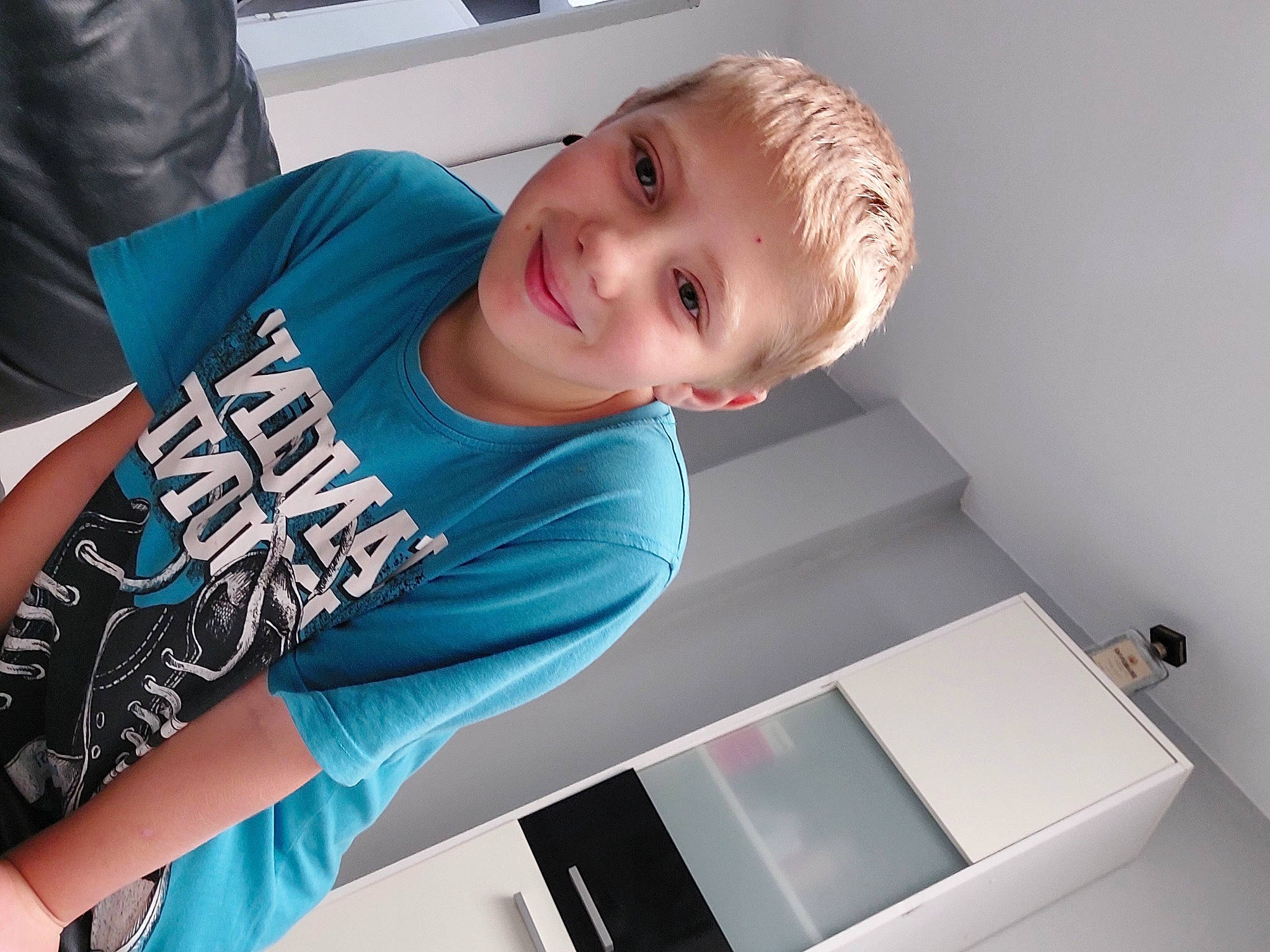 Mayronn participe au concours pour gagner de l'argent avec cette photo : arm, baby, child, comfort, couch, display_device, elbow, electric_blue, fun, joint, joy, output_device, person, product, room, shoulder, sitting, smile, sportswear, t_shirt