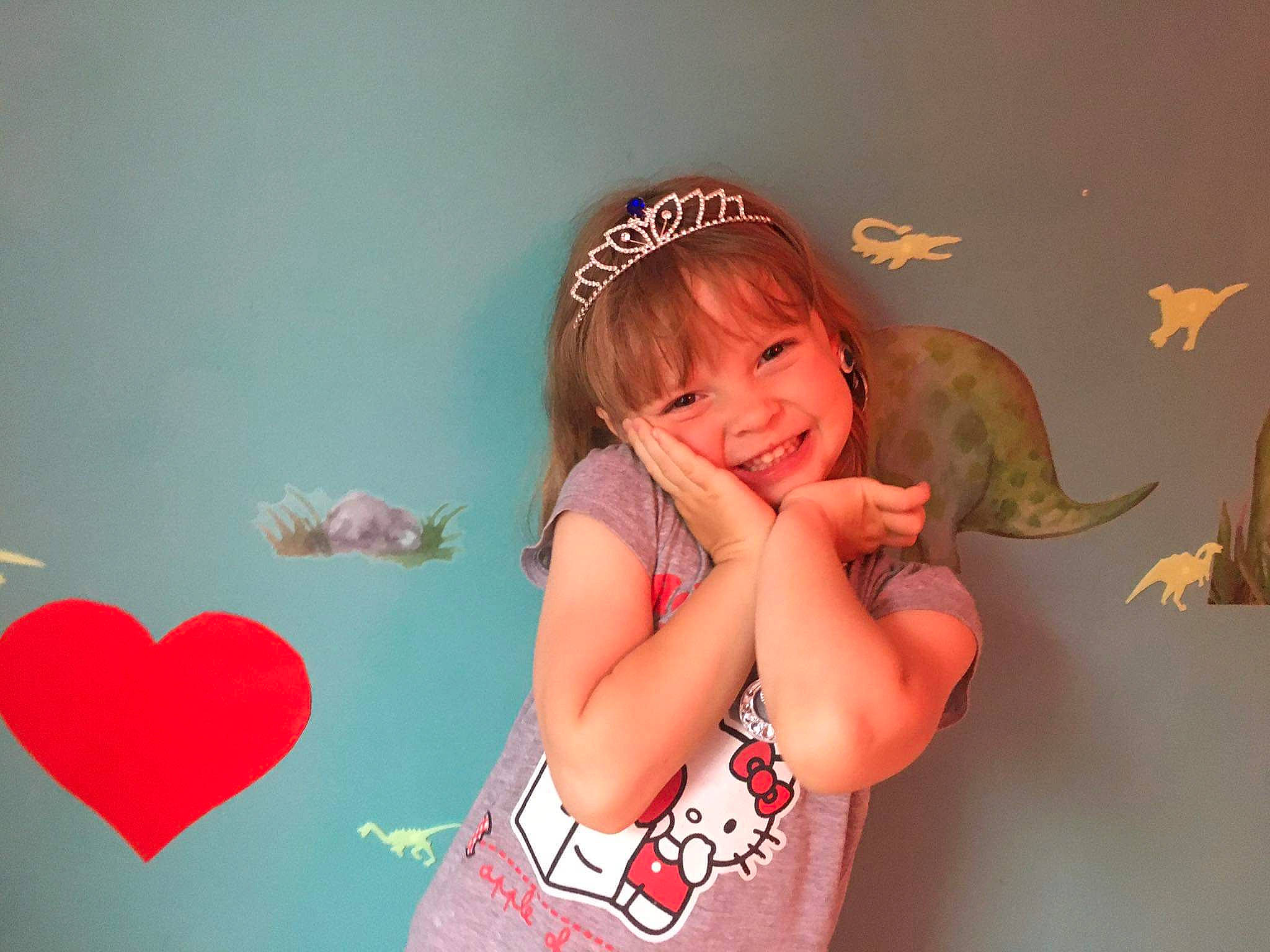 Maïna a rejoint le concours — aidez-le/la à gagner de superbes lots ! bracelet, cap, child, fashion_accessory, fish, fun, gesture, happy, headgear, headpiece, jewellery, joy, pattern, person, reptile, sea_turtle, serpent, sleeve, smile, t_shirt