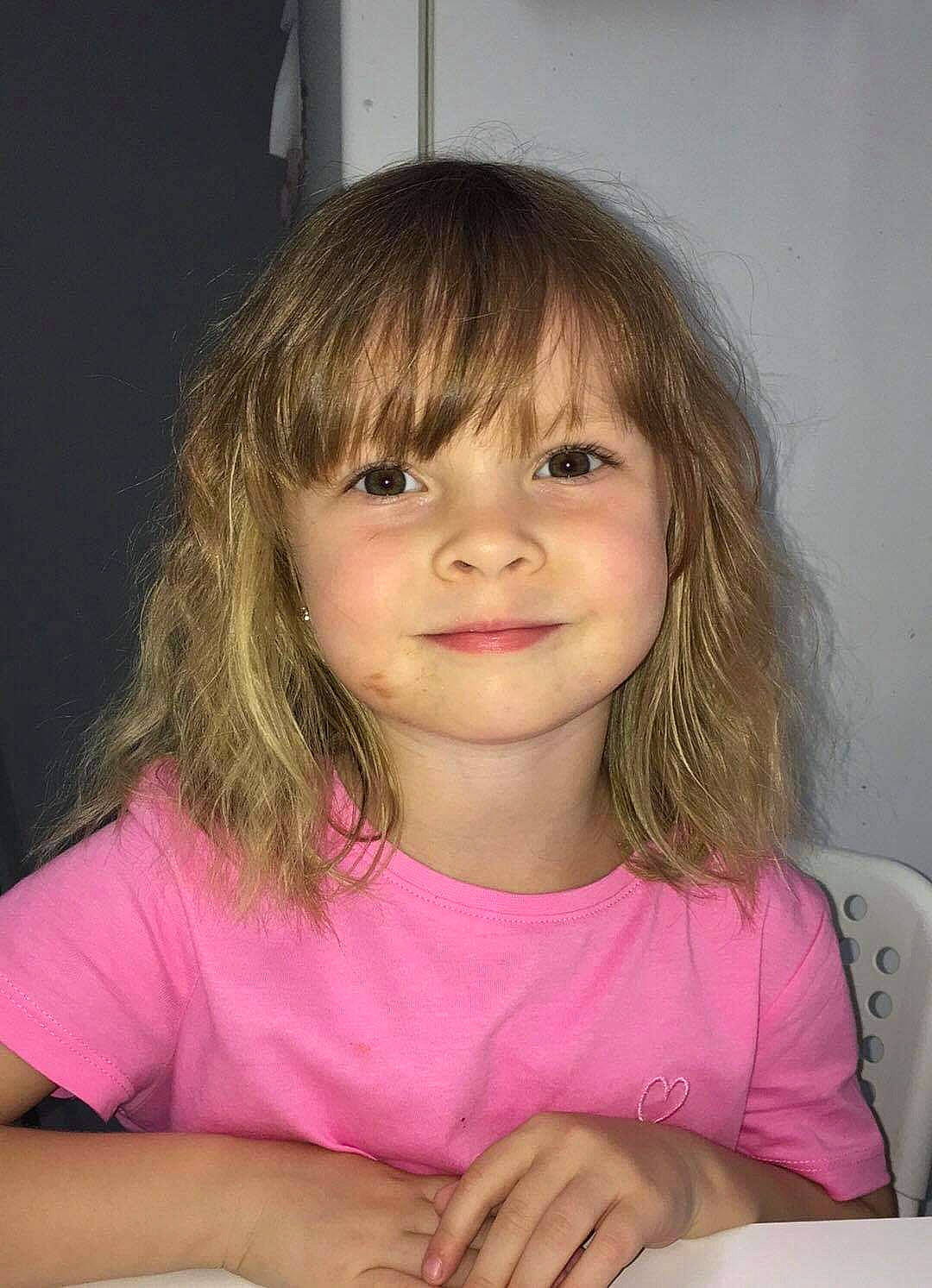 Maïna participe au concours pour gagner de l'argent avec cette photo : bangs, cheek, child, chin, eyebrow, eyelash, face, facial_expression, fun, hair, hairstyle, happy, human, iris, joy, lip, nose, organ, person, pink