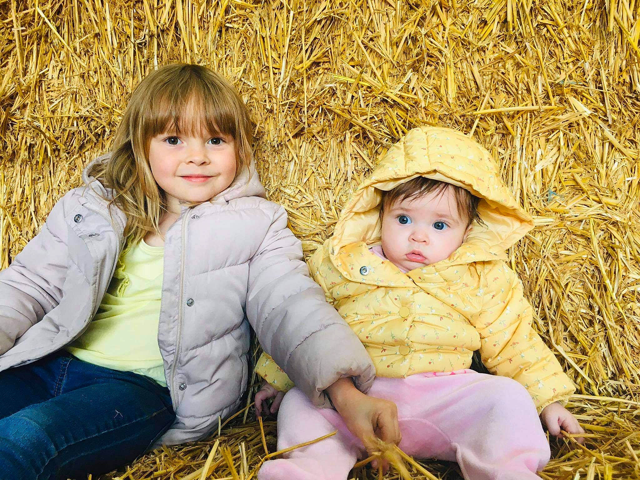 Yüna a rejoint le concours — aidez-le/la à gagner de superbes lots ! baby_toddler_clothing, beauty, child, clothing, eye, face, facial_expression, fun, grass, grass_family, happy, hat, iris, joy, leaf, people_in_nature, person, plant, skin, smile