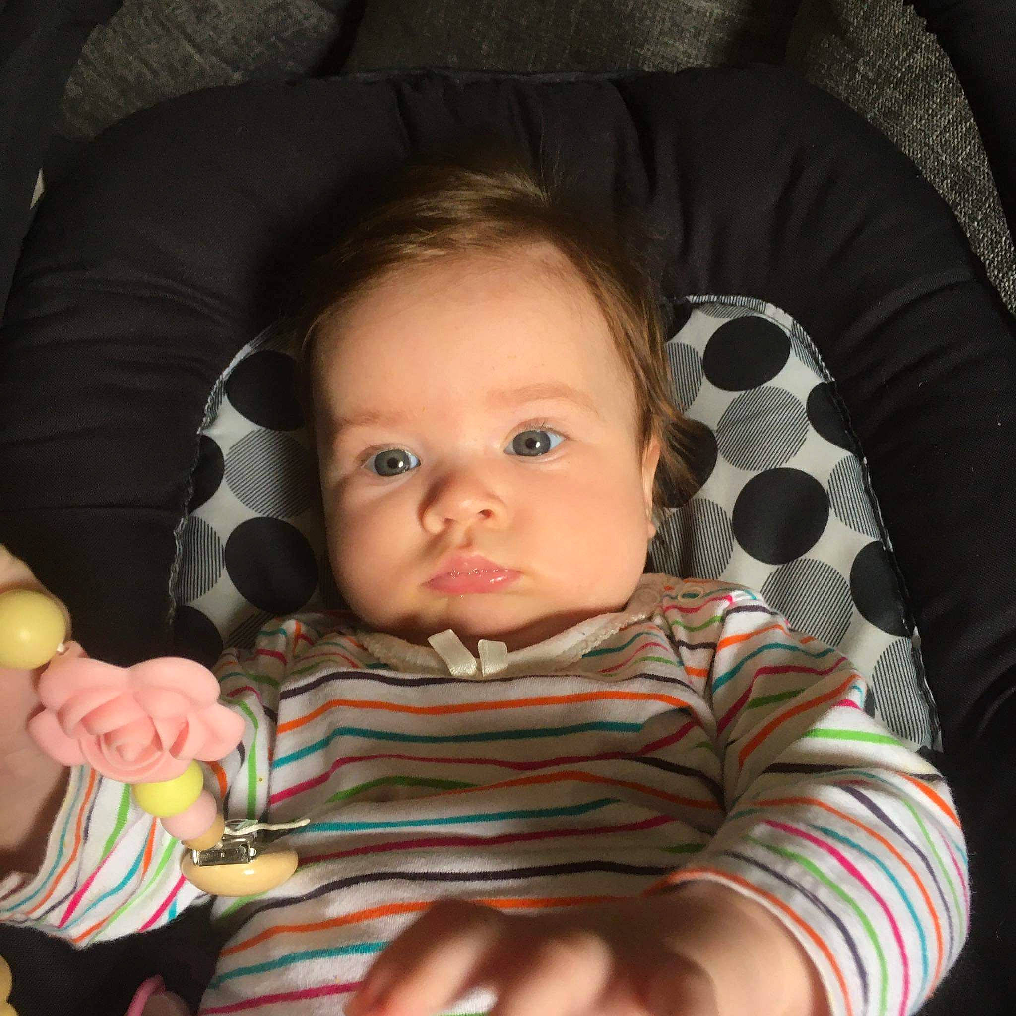 Yüna a rejoint le concours — aidez-le/la à gagner de superbes lots ! baby, baby_toddler_clothing, cheek, chin, comfort, eye, eyebrow, face, facial_expression, finger, hairstyle, head, iris, lip, mouth, nose, organ, person, skin, sleeve