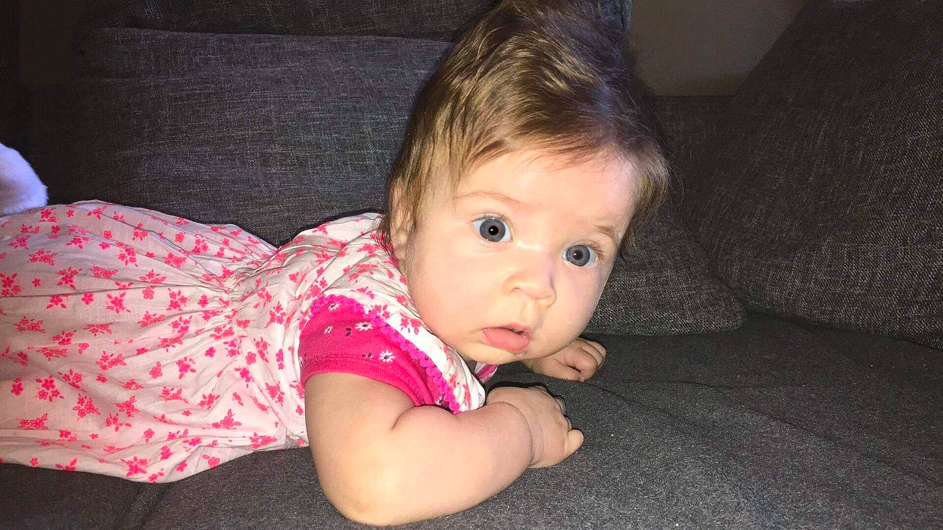 Yüna a rejoint le concours — aidez-le/la à gagner de superbes lots ! arm, baby_toddler_clothing, cheek, chin, comfort, eye, eyebrow, finger, flash_photography, hair, hand, human_body, iris, leg, lip, neck, nose, person, skin, sleeve