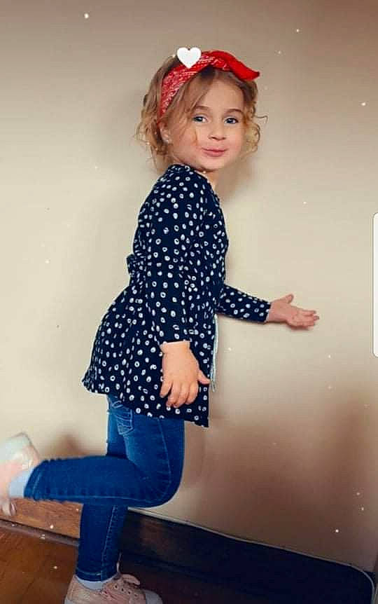 Svetlana a rejoint le concours — aidez-le/la à gagner de superbes lots ! cool, denim, hair, hairstyle, happy, headgear, human_body, jeans, knee, leg, neck, person, plaid, shoulder, sleeve, smile, standing, street_fashion, tartan, thigh