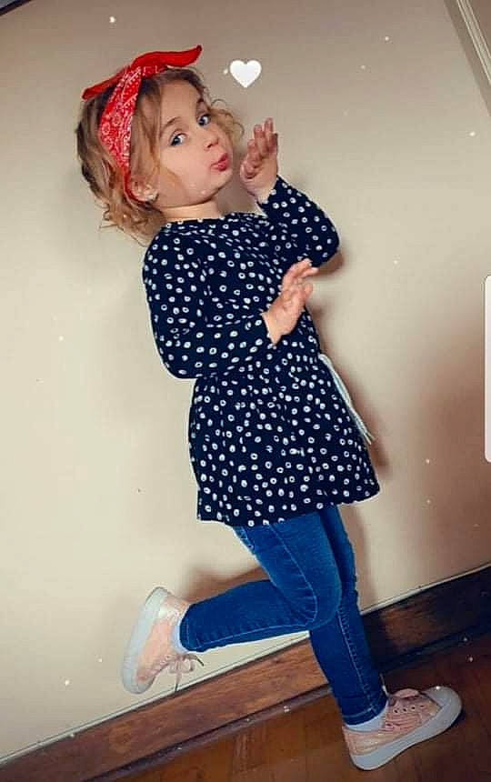 Svetlana participe au concours pour gagner de l'argent avec cette photo : cool, day_dress, dress, fashion_design, flash_photography, hairstyle, happy, joint, knee, leg, one_piece_garment, person, pink, shoe, shoulder, sleeve, standing, tartan, thigh, waist