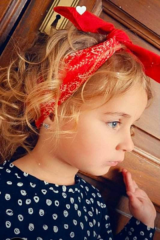 Svetlana a rejoint le concours — aidez-le/la à gagner de superbes lots ! bangs, beauty, cap, child, chin, eyebrow, eyelash, fashion, hairstyle, headband, headpiece, lip, long_hair, neck, pattern, person, sleeve, summer, sunglasses, textile