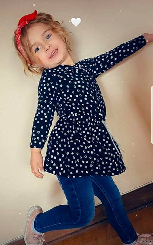 Svetlana a rejoint le concours — aidez-le/la à gagner de superbes lots ! dress, face, fashion_design, fun, gesture, hair, hairstyle, happy, head, human_body, joy, knee, one_piece_garment, pattern, person, sleeve, smile, street_fashion, textile, thigh