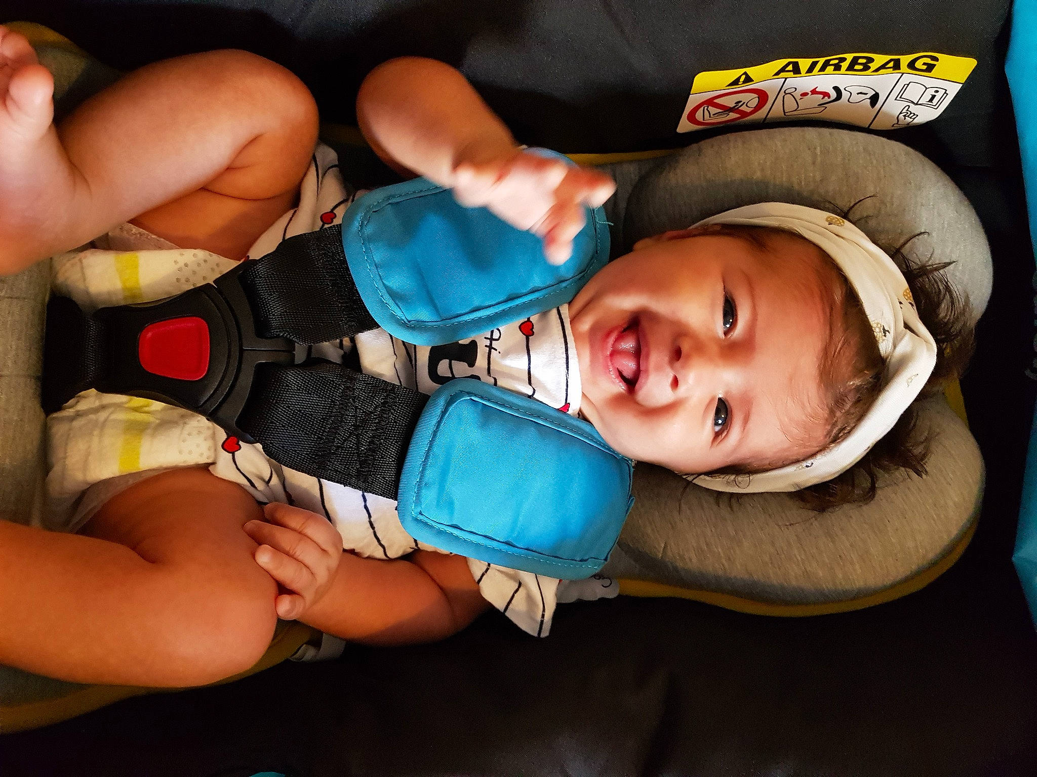 Mya a rejoint le concours — aidez-le/la à gagner de superbes lots ! arm, baby, birth, cheek, child, fun, person, sleep, toddler, vacation