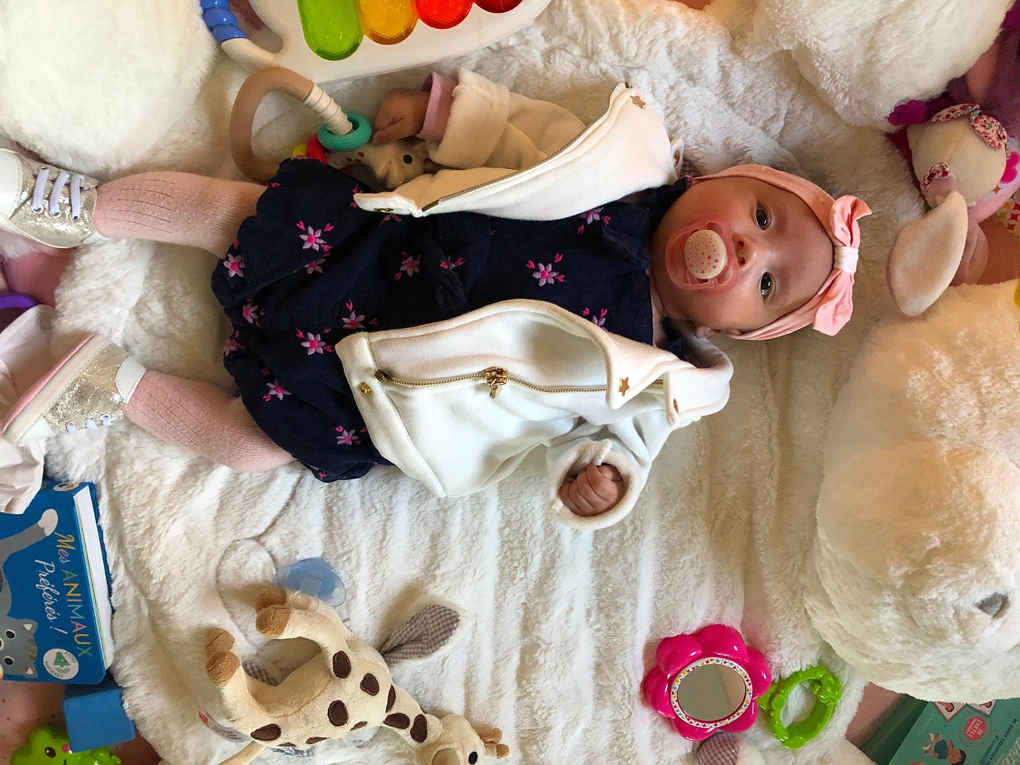 Véïna a rejoint le concours — aidez-le/la à gagner de superbes lots ! baby_products, baby_toddler_clothing, baby_toys, child, event, fur, happy, headgear, headwear, linens, pattern, peach, person, pink, plush, product, room, stuffed_toy, teddy_bear, textile