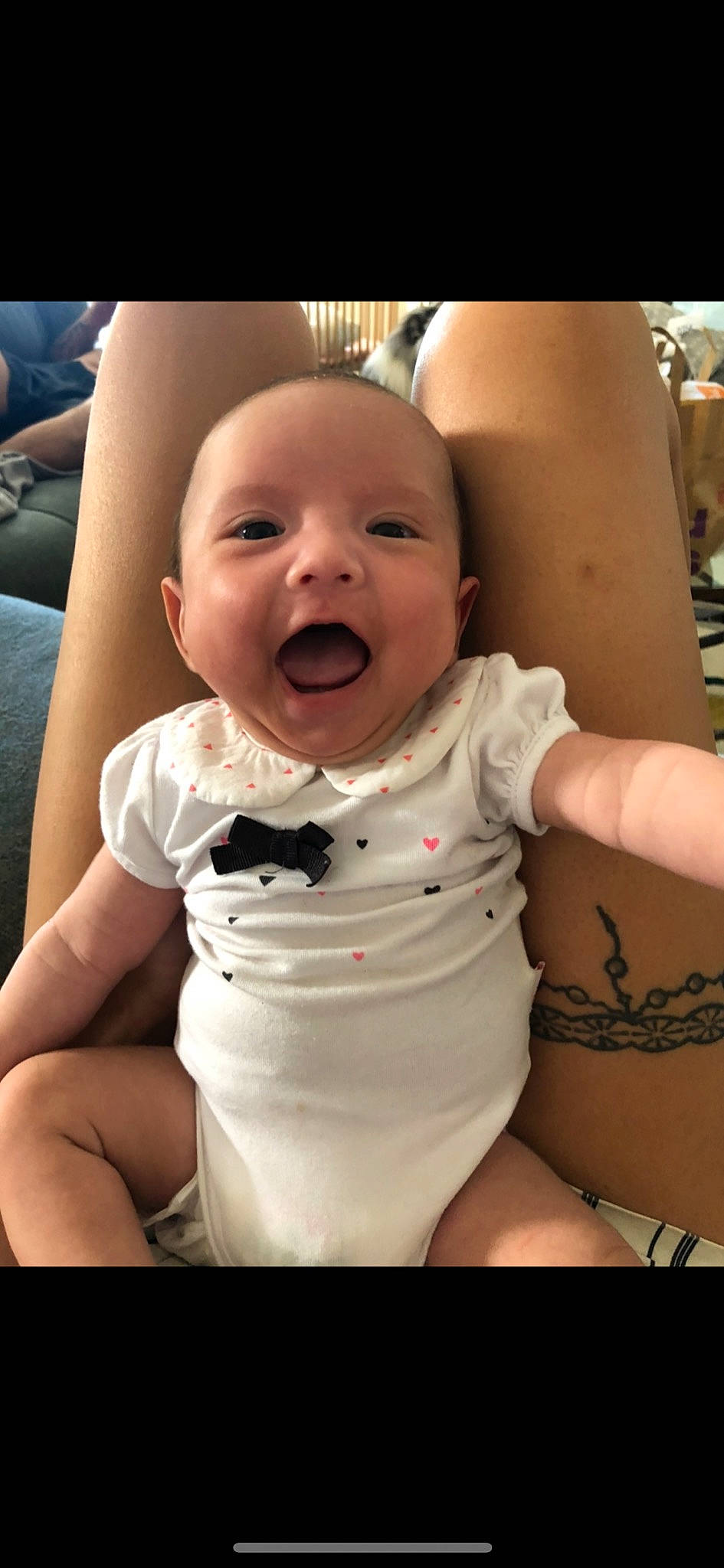 Véïna a rejoint le concours — aidez-le/la à gagner de superbes lots ! baby, baby_toddler_clothing, cheek, eye, eyebrow, face, flash_photography, gesture, happy, head, human_body, iris, lip, mouth, neck, nose, person, skin, sleeve, smile