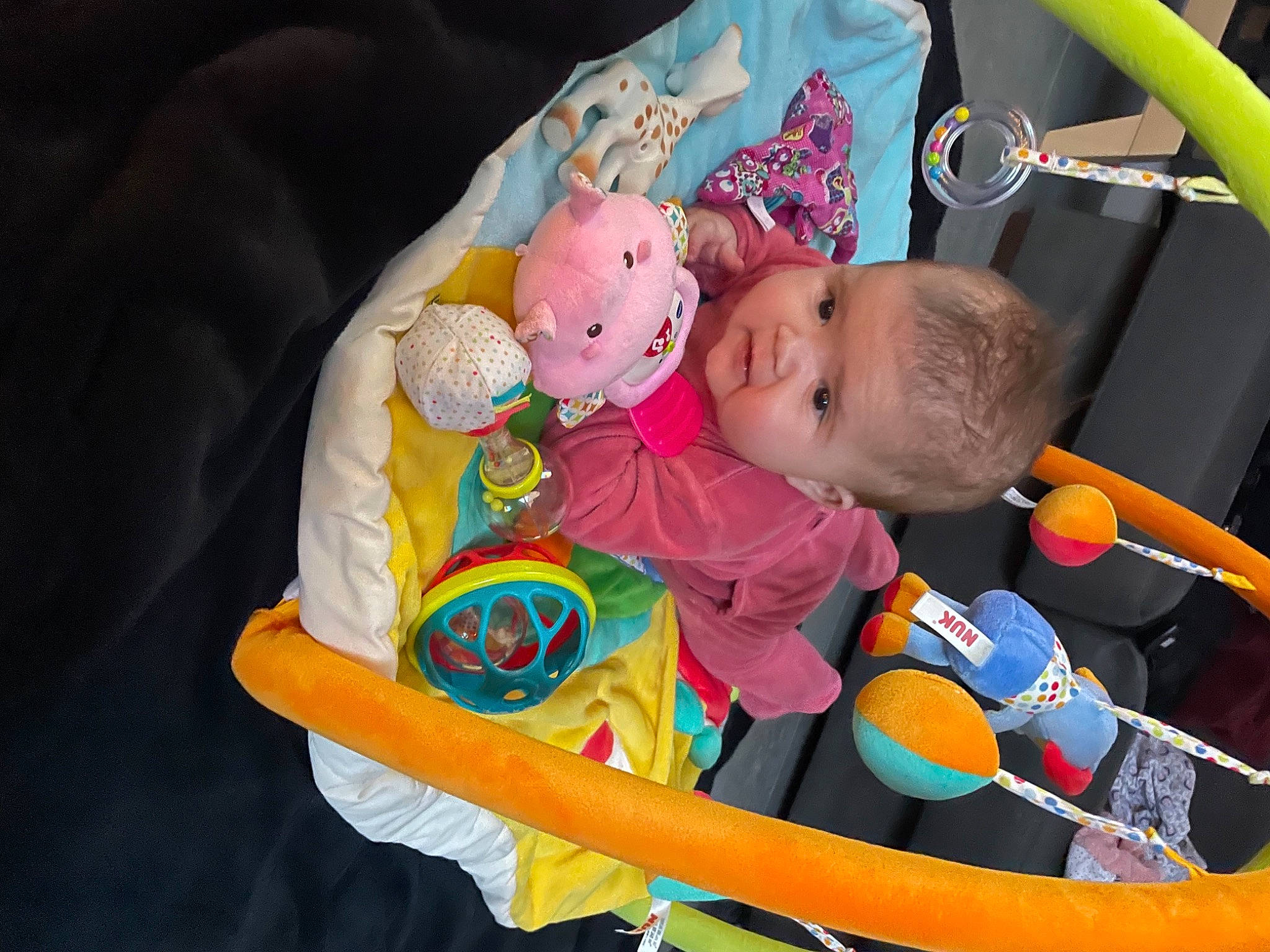 Elya a rejoint le concours — aidez-le/la à gagner de superbes lots ! baby, baby_carriage, baby_products, baby_safety, baby_sleeping, baby_toddler_clothing, baby_toys, car_seat, cheek, child, comfort, fun, infant_bed, linens, orange, person, sitting, stuffed_toy, textile, toddler