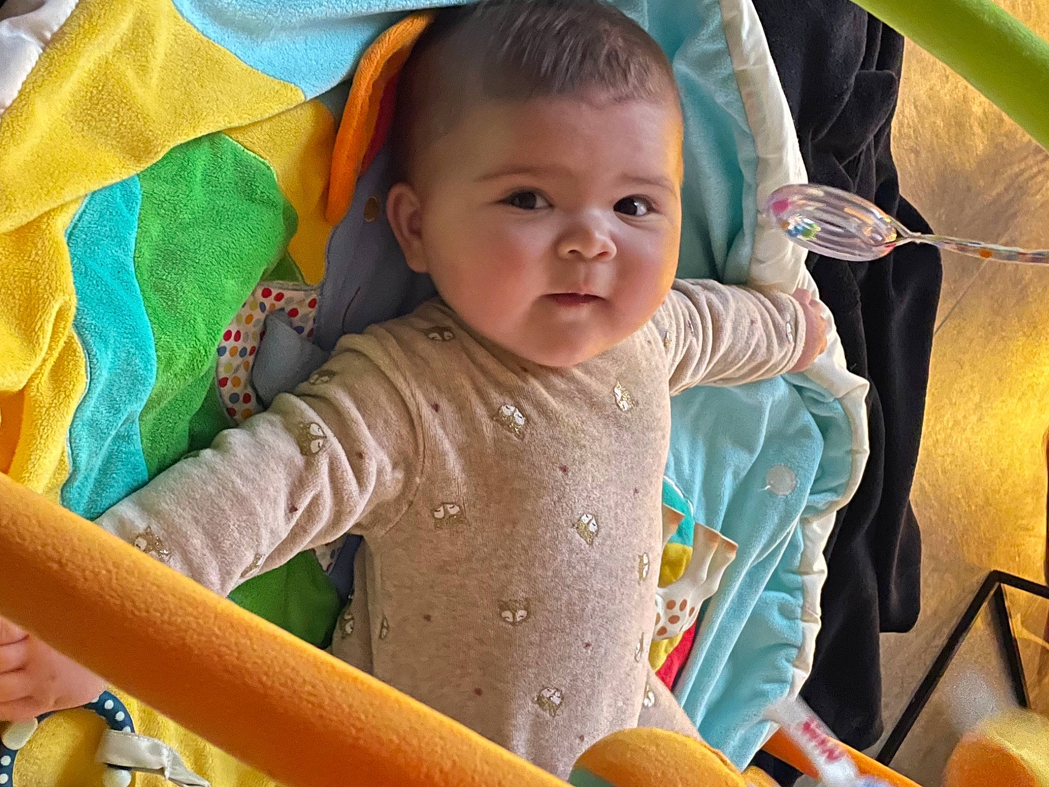 Elya a rejoint le concours — aidez-le/la à gagner de superbes lots ! baby, baby_carriage, baby_playing_with_toys, baby_products, baby_toddler_clothing, cheek, child, comfort, finger, fun, grass, happy, head, leisure, person, product, sitting, skin, textile, toddler