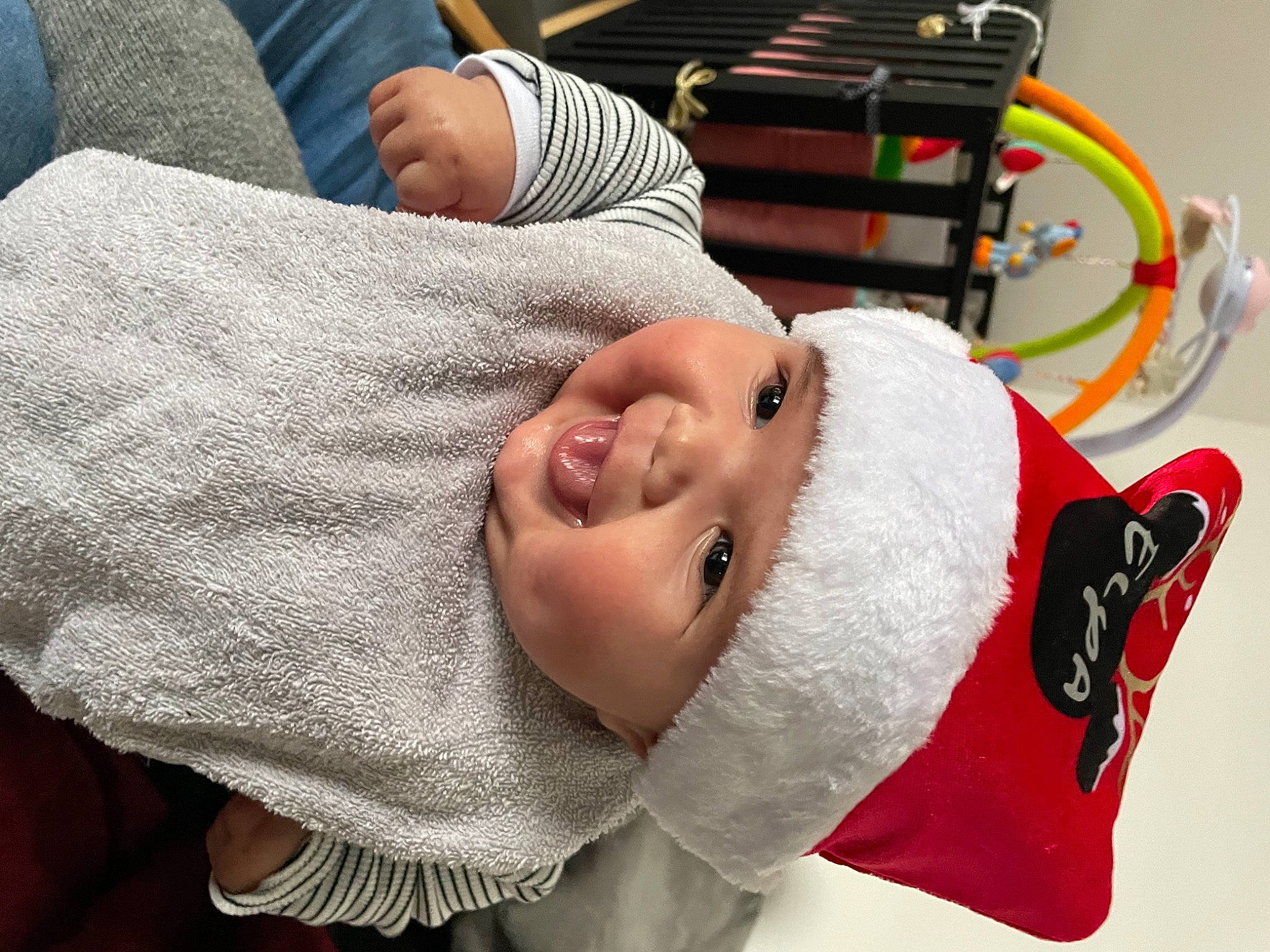 Elya a rejoint le concours — aidez-le/la à gagner de superbes lots ! arm, baby, baby_products, baby_toddler_clothing, carmine, child, comfort, event, facial_expression, fun, happy, hat, headgear, headwear, mouth, nose, people, person, sleeve, smile