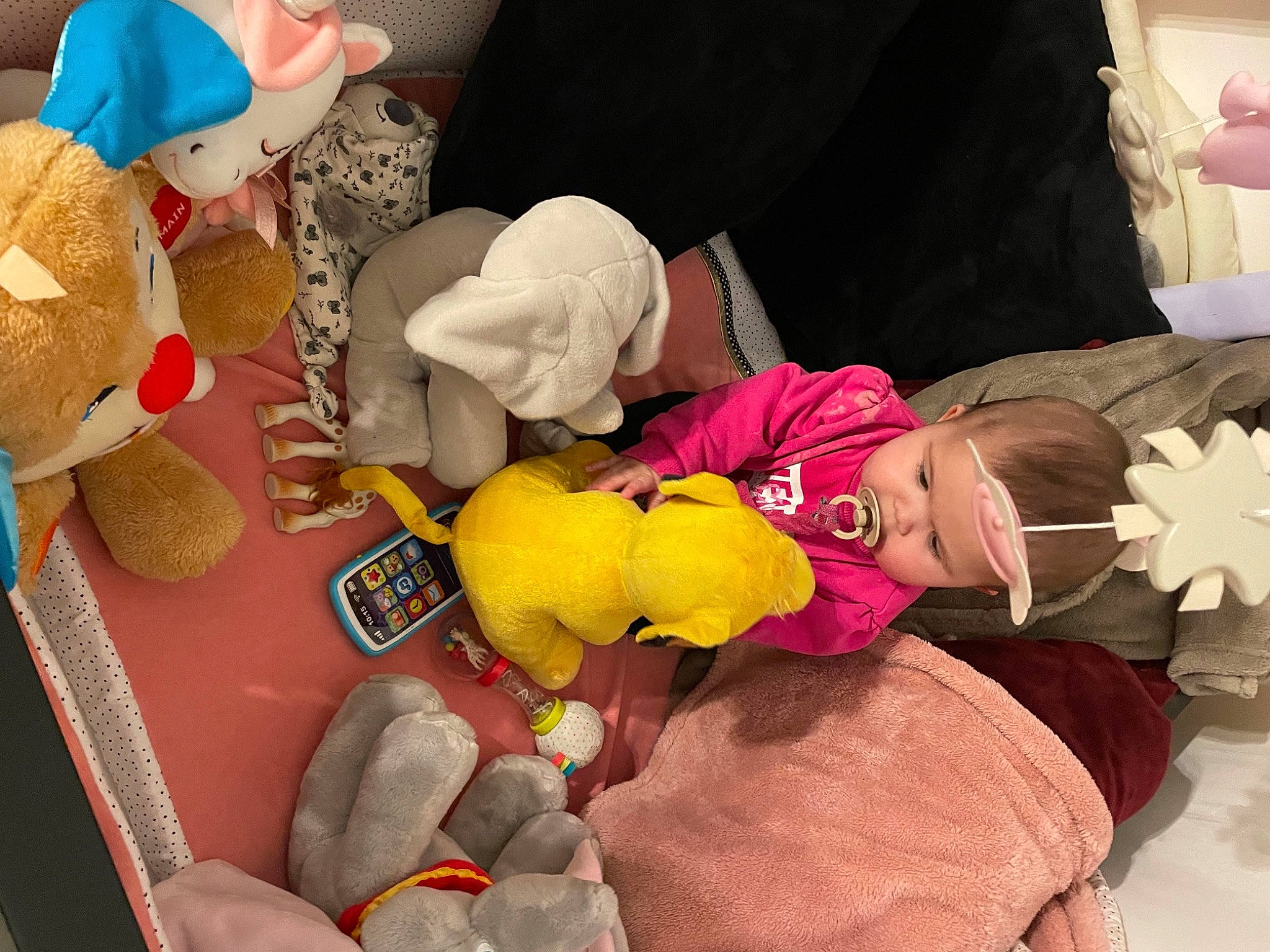 Elya a rejoint le concours — aidez-le/la à gagner de superbes lots ! baby, baby_products, baby_toys, cheek, child, comfort, hat, head, headgear, human_body, lap, organism, person, pink, plush, room, stuffed_toy, teddy_bear, textile, toddler