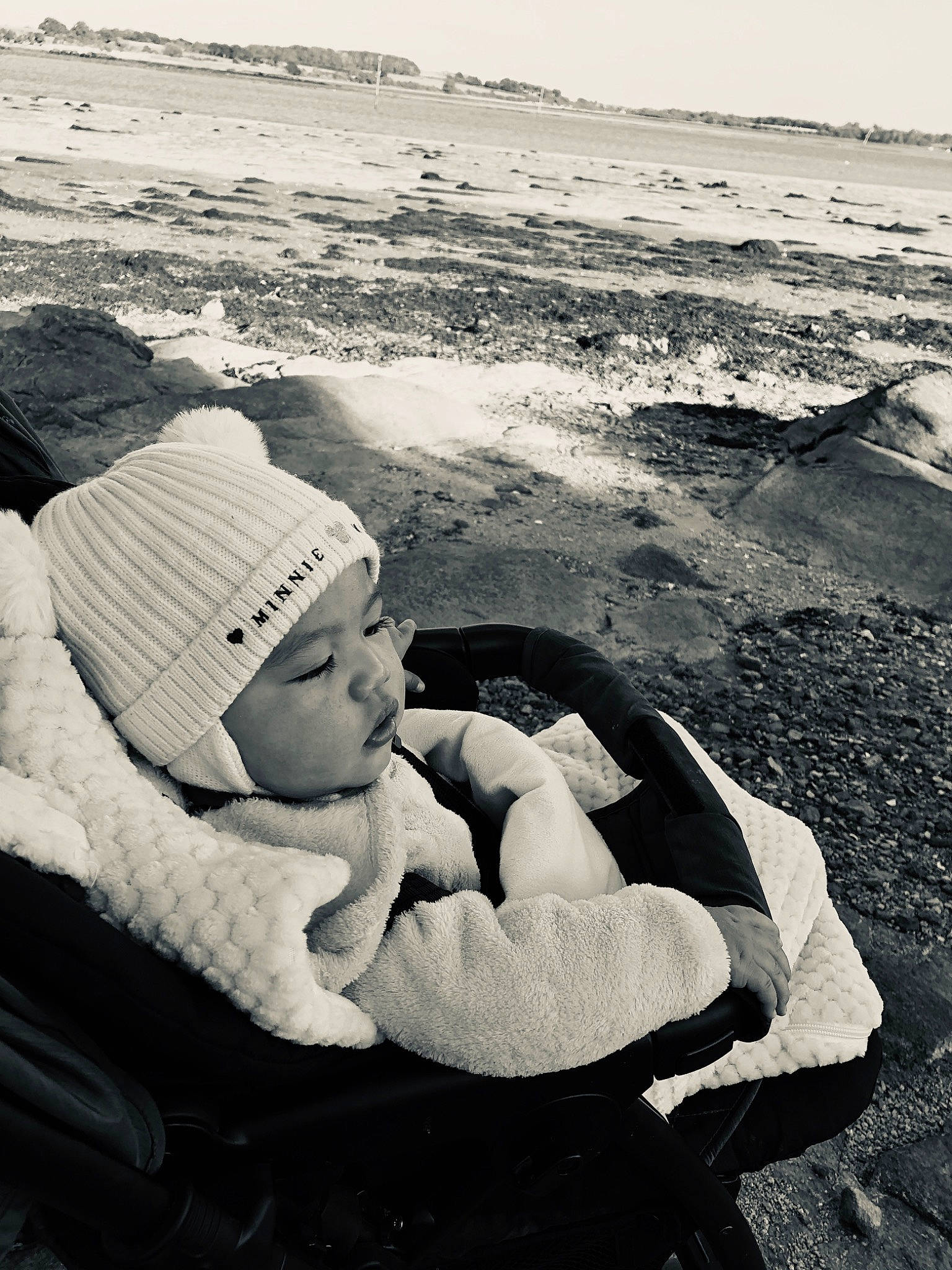 Heikura participe au concours pour gagner de l'argent avec cette photo : beach, black, black_and_white, child, coast, hand, headgear, headwear, monochrome, monochrome_photography, person, photograph, photography, rock, sand, sea, sitting, style, vacation, water