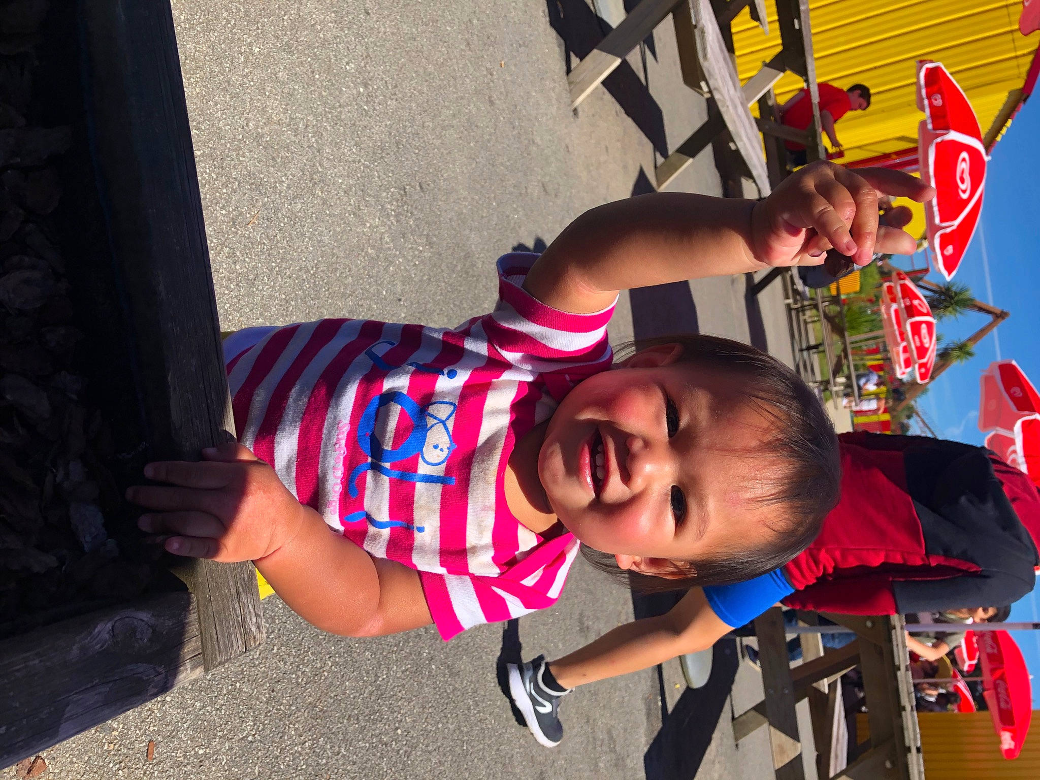 Heikura participe au concours pour gagner de l'argent avec cette photo : child, cool, flag, fun, person, photography, plant, selfie, team