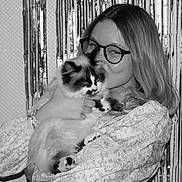 Maya a rejoint le concours — aidez-le/la à gagner de superbes lots ! woman, cat, pet, glasses, kiss, holding, fluffy_cat, tinsel_backdrop, black_and_white, portrait, indoor, long_hair, bracelet, floral_shirt, cozy, cute, facial_expression, hand, fur, celebration