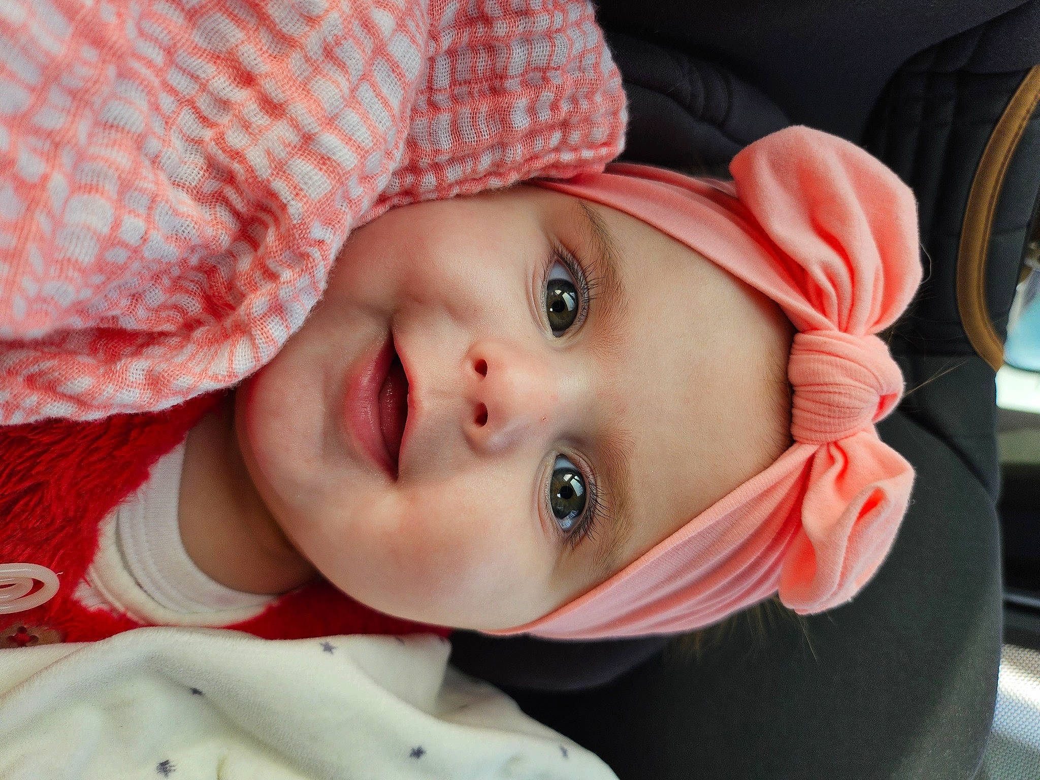 Ruby a rejoint le concours — aidez-le/la à gagner de superbes lots ! baby, baby_toddler_clothing, cap, cheek, close_up, eyelash, happy, hat, headwear, iris, lip, mouth, nose, person, pink, plaid, skin, sleeve, smile, sun_hat