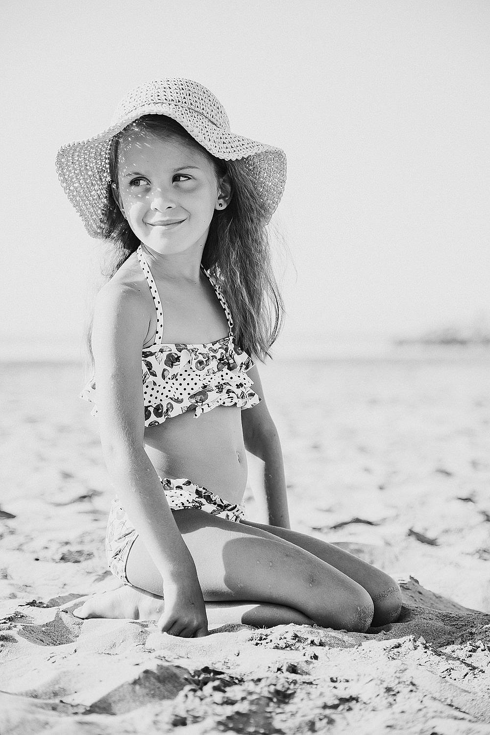 Cléa participe au concours pour gagner de l'argent avec cette photo : beach, beauty, black_and_white, eye, face, flash_photography, hair, happy, hat, head, headgear, human_body, joy, leg, people_in_nature, person, photograph, smile, style, swimwear