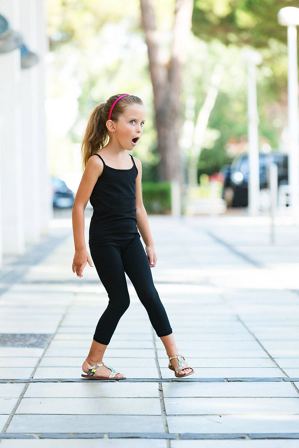Cléa participe au concours pour gagner de l'argent avec cette photo : blond, calf, dress, electric_blue, eyewear, fashion_design, fashion_model, flash_photography, foot, footwear, human_leg, joint, knee, person, recreation, shoulder, sleeve, sportswear, sunglasses, surprise
