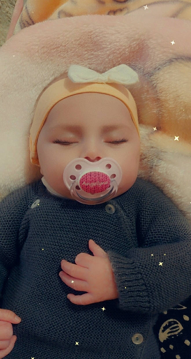 Angelyna participe au concours pour gagner de l'argent avec cette photo : baby, baby_toddler_clothing, cheek, clothing, cool, ear, eyelash, face, facial_expression, finger, gesture, happy, headwear, human_body, lip, mouth, nose, person, pink, skin