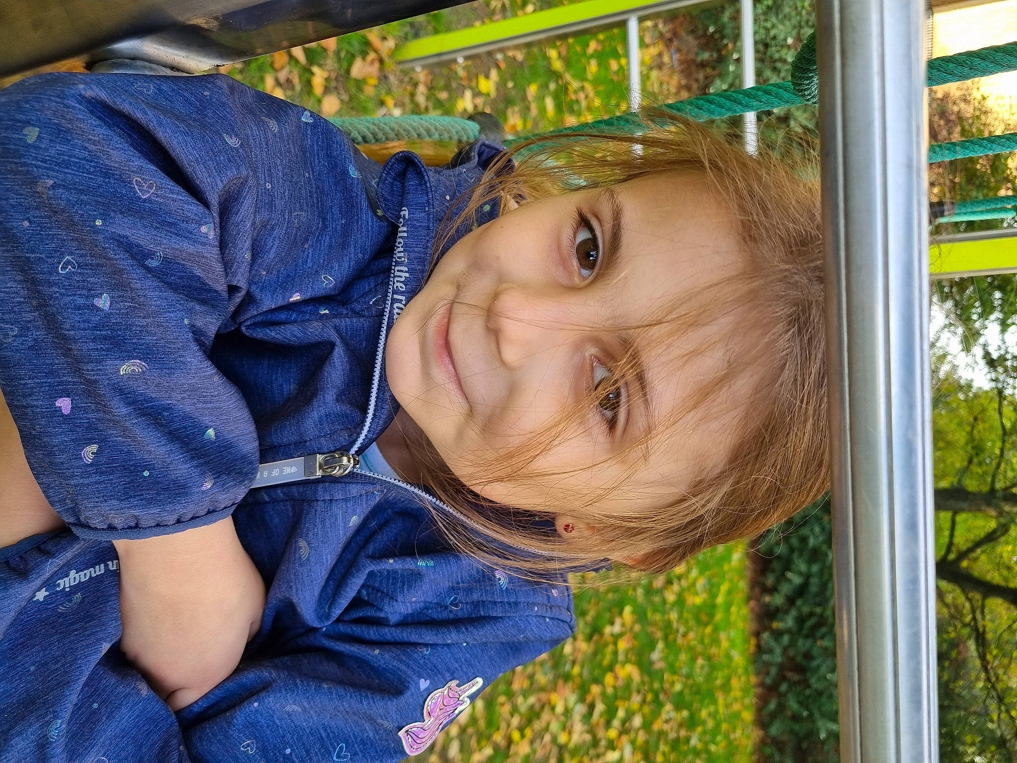 Ylana participe au concours pour gagner de l'argent avec cette photo : cheek, child, city, denim, electric_blue, fun, grass, happy, iris, joy, laugh, leaf, leisure, nose, people, people_in_nature, person, plant, portrait_photography, smile