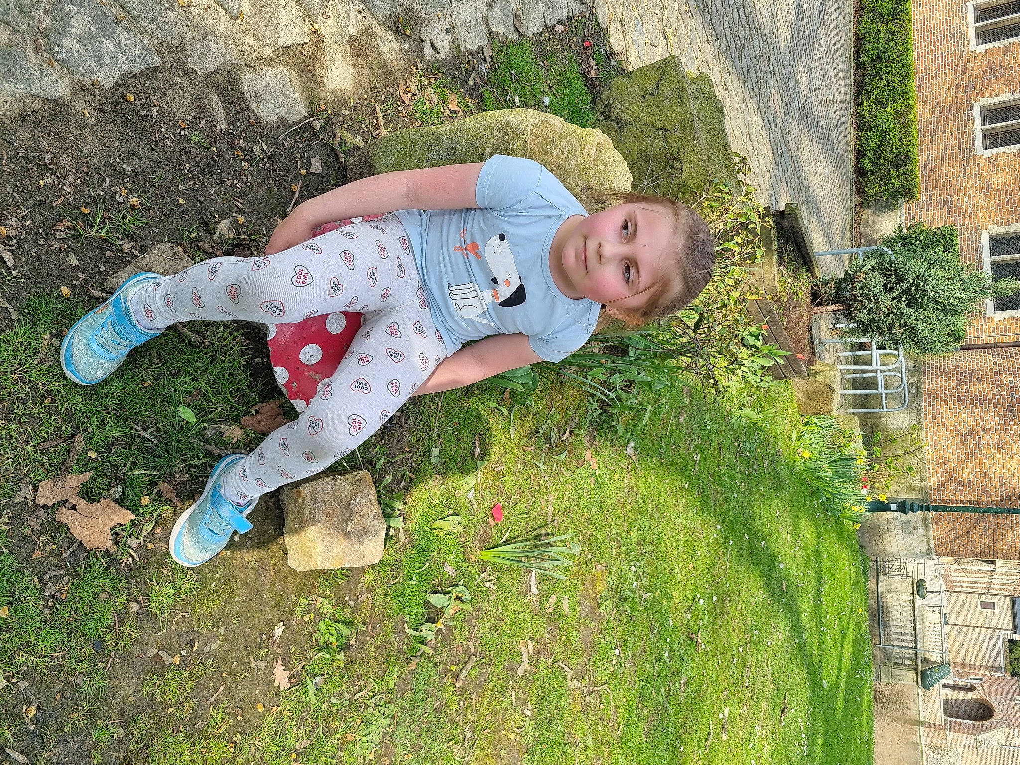 Ylana a rejoint le concours — aidez-le/la à gagner de superbes lots ! child, fun, garden, grass, grass_family, grassland, groundcover, happy, landscape, lawn, leisure, pattern, people_in_nature, person, plant, shrub, sitting, soil, toddler, tree