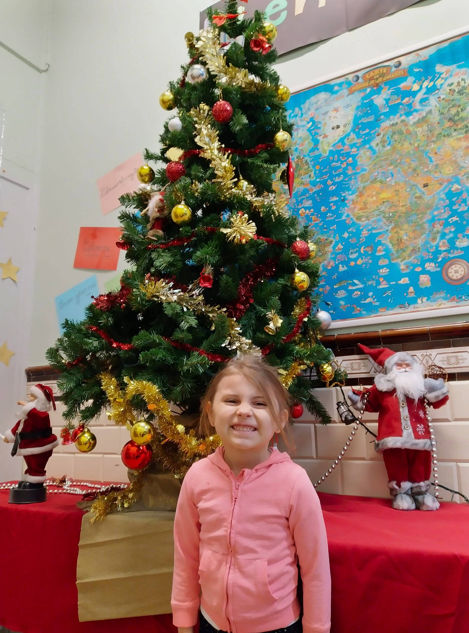 Ylana a rejoint le concours — aidez-le/la à gagner de superbes lots ! christmas_decoration, christmas_ornament, christmas_tree, event, evergreen, fun, happy, holiday, holiday_ornament, interior_design, joy, larch, ornament, person, plant, red, smile, snapshot, standing, toddler