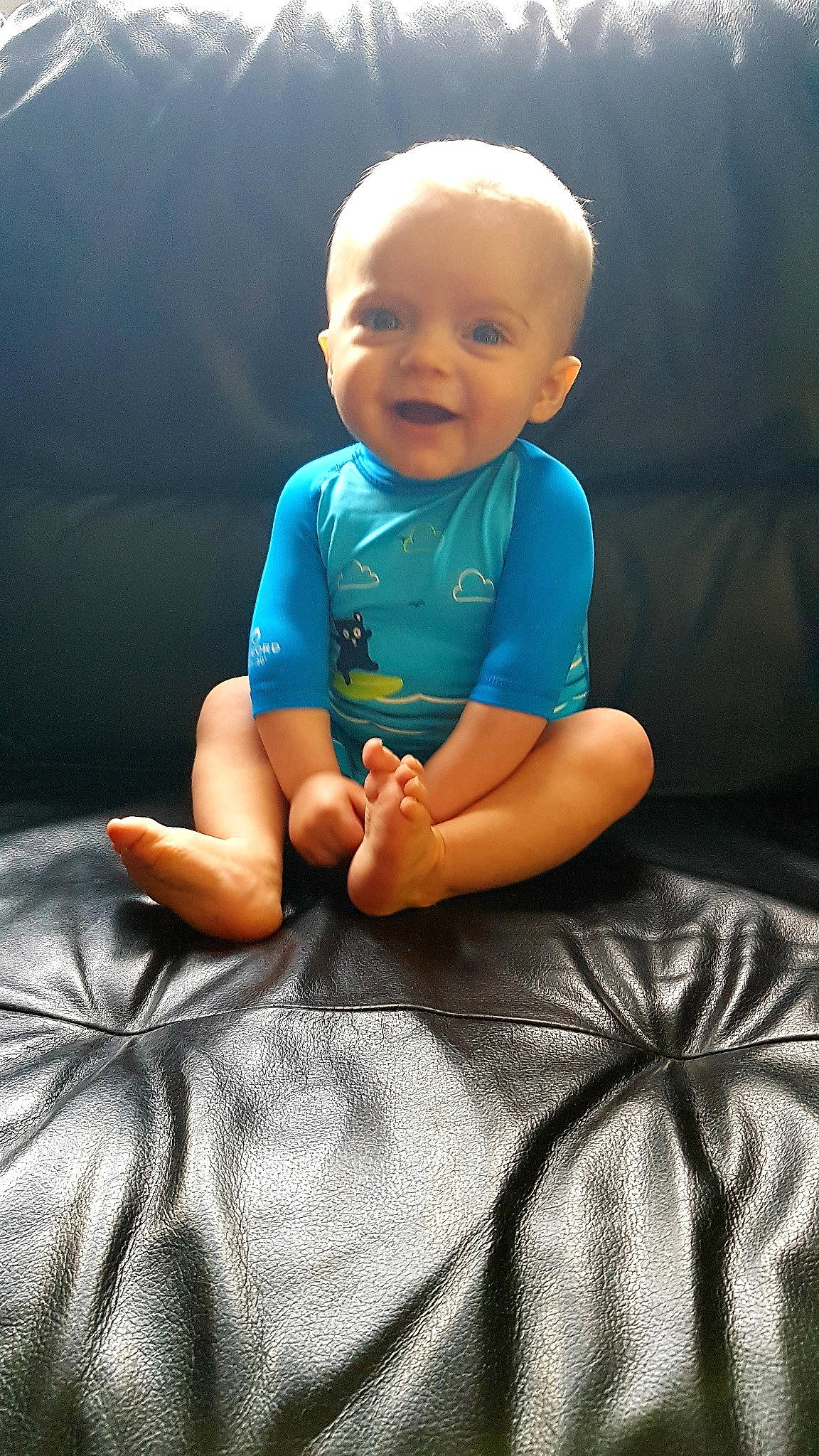 Tao participe au concours pour gagner de l'argent avec cette photo : arm, baby, blue, cheek, child, finger, hand, happy, head, leg, person, play, sitting, skin, smile, toddler, tummy_time, vacation