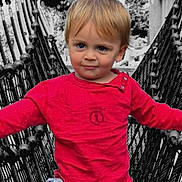 Maoni participe au concours pour gagner de l'argent avec cette photo : toddler, child, rope_bridge, red_shirt, shorts, outdoor, playground, confident, blonde_hair, blue_eyes, monochrome_background, black_rope, wooden_structure, young_child, summer_clothing, casual_wear, walking, smiling, nature, daylight