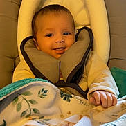 Thélio participe au concours pour gagner de l'argent avec cette photo : baby, smiling, car_seat, blanket, child, infant, face, hand, clothing, cushion, comfort, cute, indoor, portrait, young_child, warm, happy, soft, seated, baby_boy