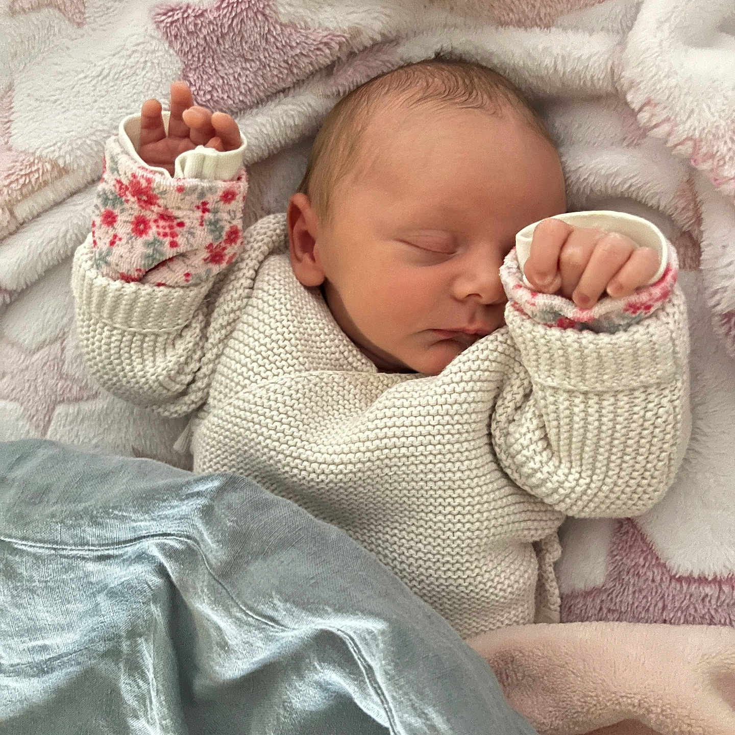 Louise a rejoint le concours — aidez-le/la à gagner de superbes lots ! baby, bedtime, blanket, child, comfort, cozy, cute, face, hand, infant, knitwear, newborn, pastel, peaceful, portrait, resting, sleeping, soft, star_pattern, warm