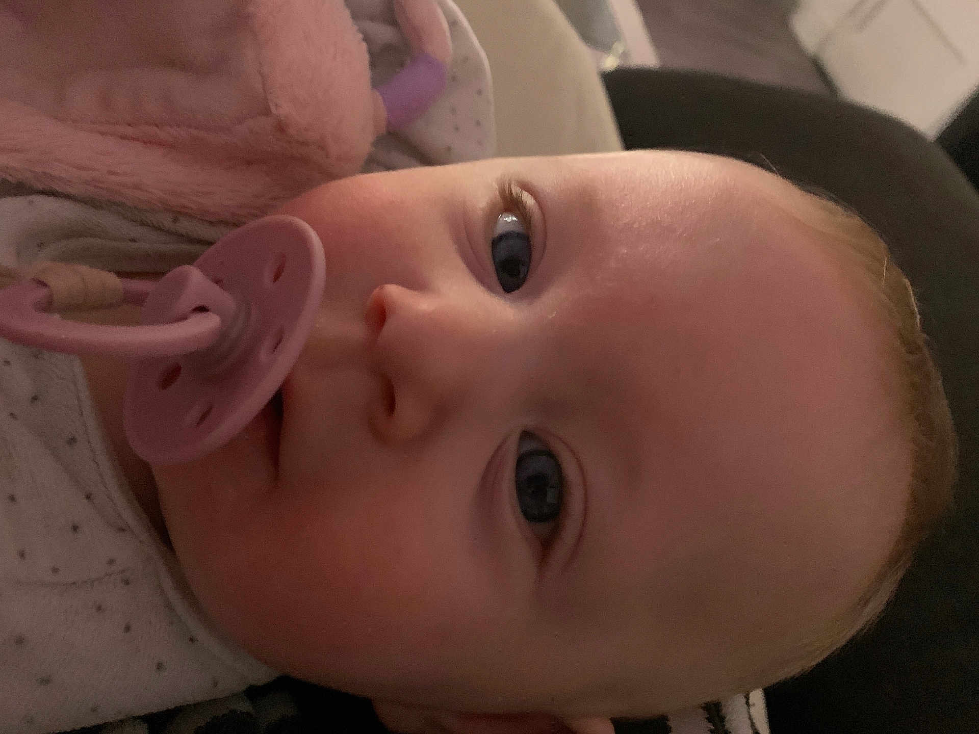 Iris a rejoint le concours — aidez-le/la à gagner de superbes lots ! baby, pacifier, close_up, face, infant, pink, soft, cute, child, eyelashes, skin, head, clothing, sleepwear, lying_down, indoors, young, portrait, person, calm