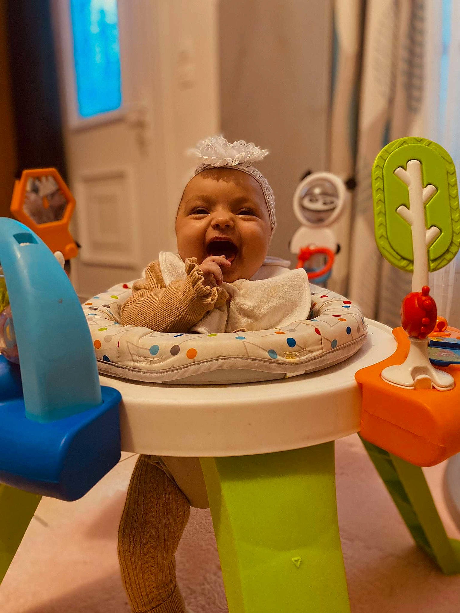 Leyana participe au concours pour gagner de l'argent avec cette photo : baby, baby_playing_with_toys, baby_products, baby_toddler_clothing, baby_toys, chair, child, comfort, event, facial_expression, fun, happy, human, leisure, person, play, room, sitting, smile, toddler