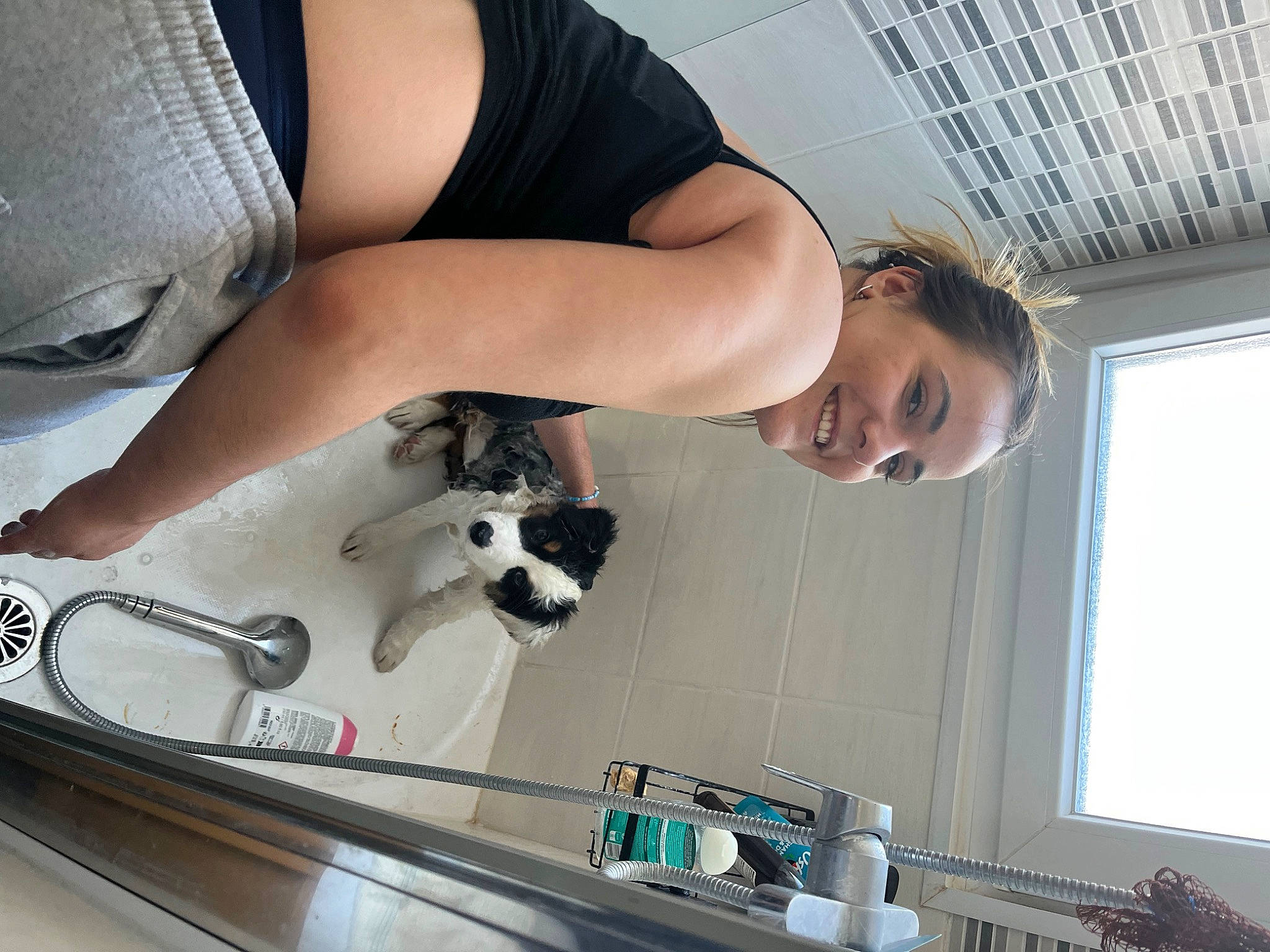 Yumï participe au concours pour gagner de l'argent avec cette photo : bracelet, ceiling, chest, design, elbow, engineering, eyewear, flooring, human_leg, joint, knee, machine, nail, recreation, shorts, t_shirt, thigh, waist, window, wrist