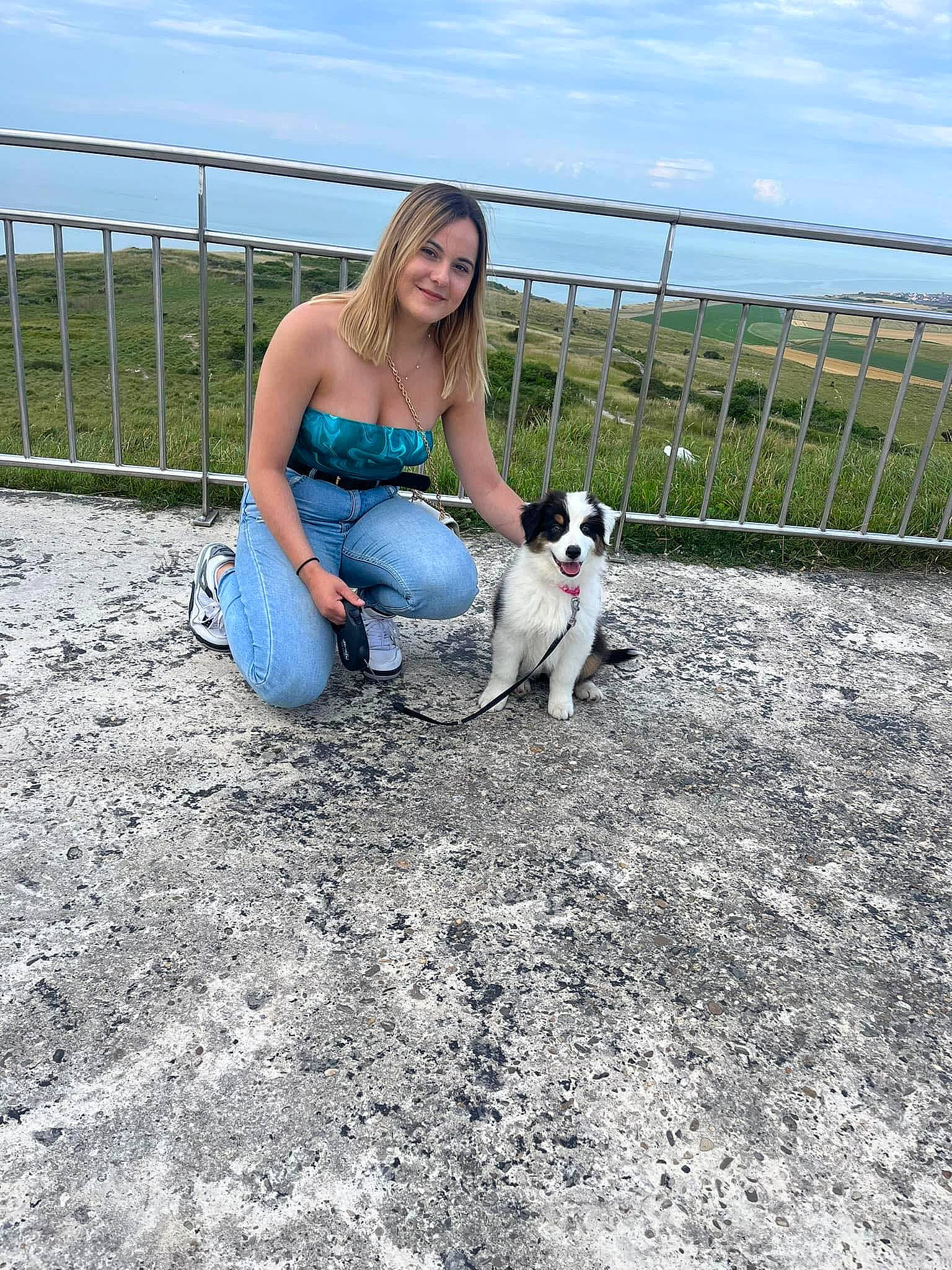 Yumï a rejoint le concours — aidez-le/la à gagner de superbes lots ! carnivore, cloud, companion_dog, dog, dog_breed, fawn, fence, grass, happy, human_leg, jeans, landscape, leg, leisure, sitting, sky, smile, soil, sporting_group, thigh