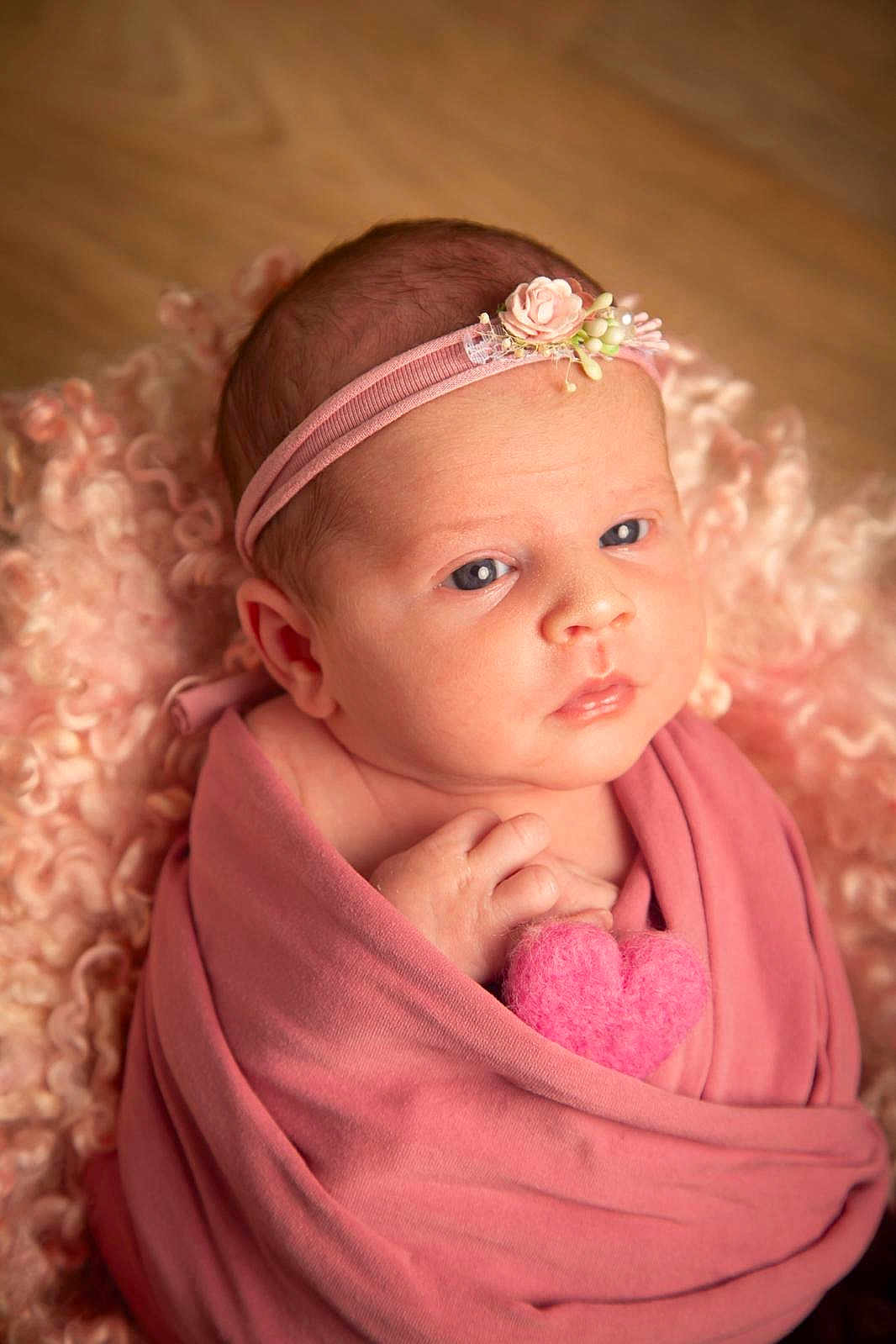 Azalya a rejoint le concours — aidez-le/la à gagner de superbes lots ! newborn, baby, infant, pink, blanket, headband, heart, soft_texture, wrapped, portrait, cute, small_hand, sleepy, face, closeup, skin, cozy, warm, resting, peaceful
