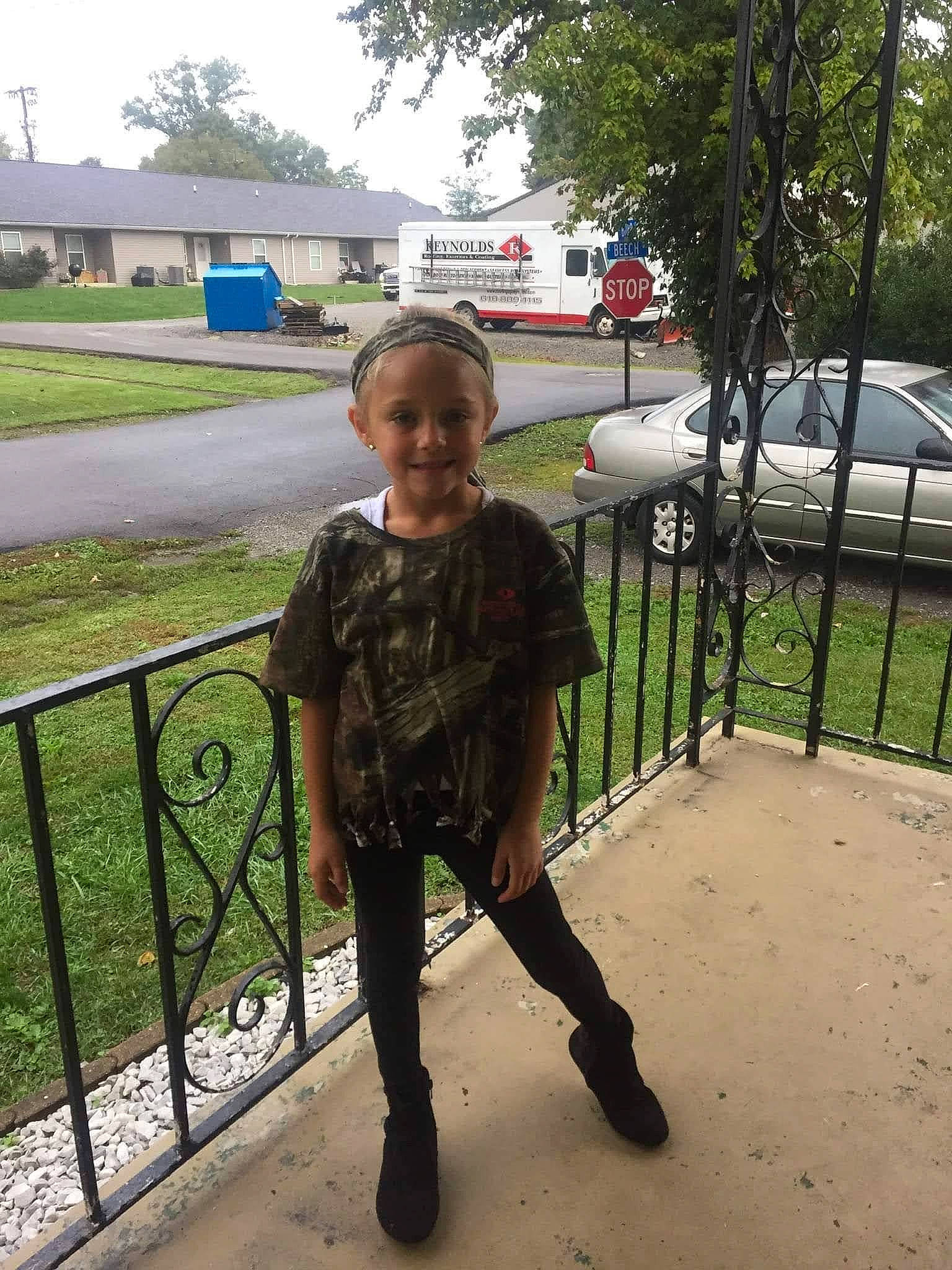 Araya is registered to the contest to win money with this photo: asphalt, car, denim, fence, fun, grass, joy, leisure, metal, pattern, person, plant, recreation, sidewalk, sky, smile, street_fashion, t_shirt, tire, tree