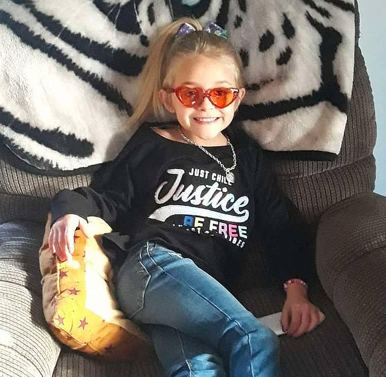 Araya is registered to the contest to win money with this photo: comfort, cool, eyewear, face, glasses, goggles, head, jeans, joy, knee, leg, person, shoe, sleeve, smile, street_fashion, sunglasses, textile, thigh, trousers