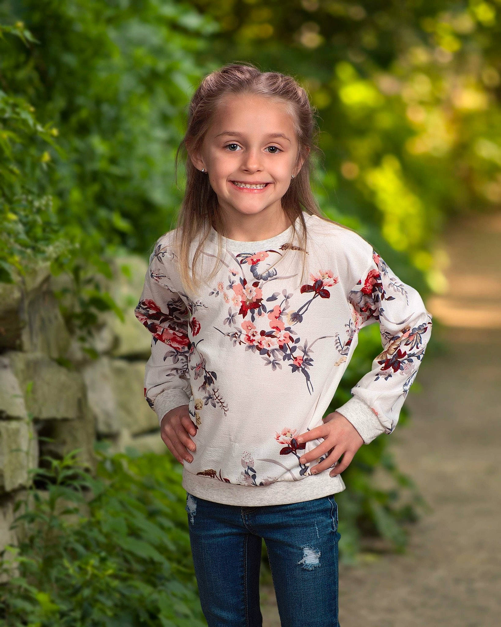 Araya is registered to the contest to win money with this photo: clothing, eye, face, grass, hair, happy, head, jeans, joy, leaf, lip, outerwear, people_in_nature, person, plant, skin, sleeve, smile, street_fashion, t_shirt