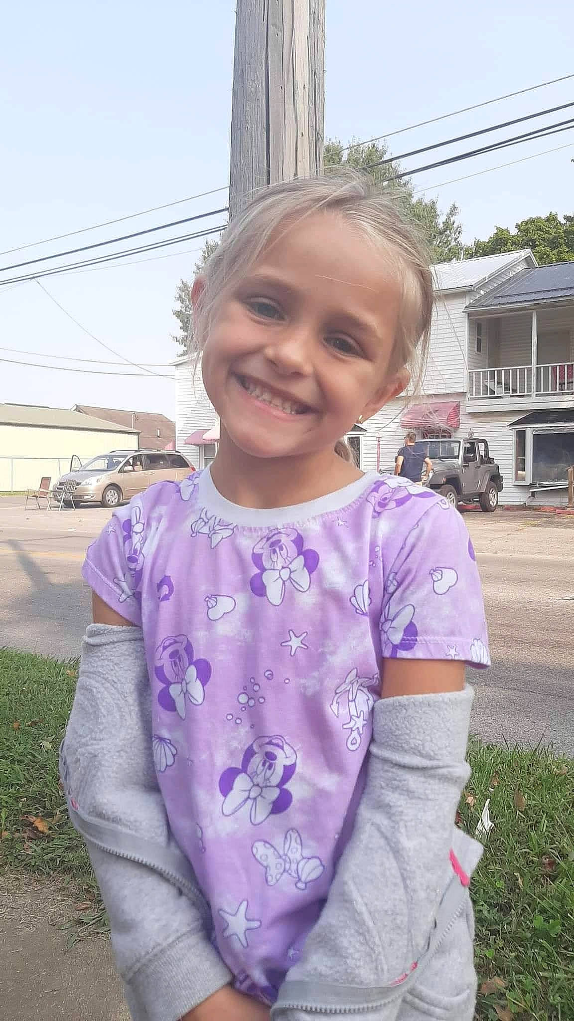 Araya is registered to the contest to win money with this photo: facial_expression, gesture, grass, hair, happy, head, human_body, iris, joy, person, pink, plant, purple, shoulder, sky, sleeve, smile, standing, tire, tree