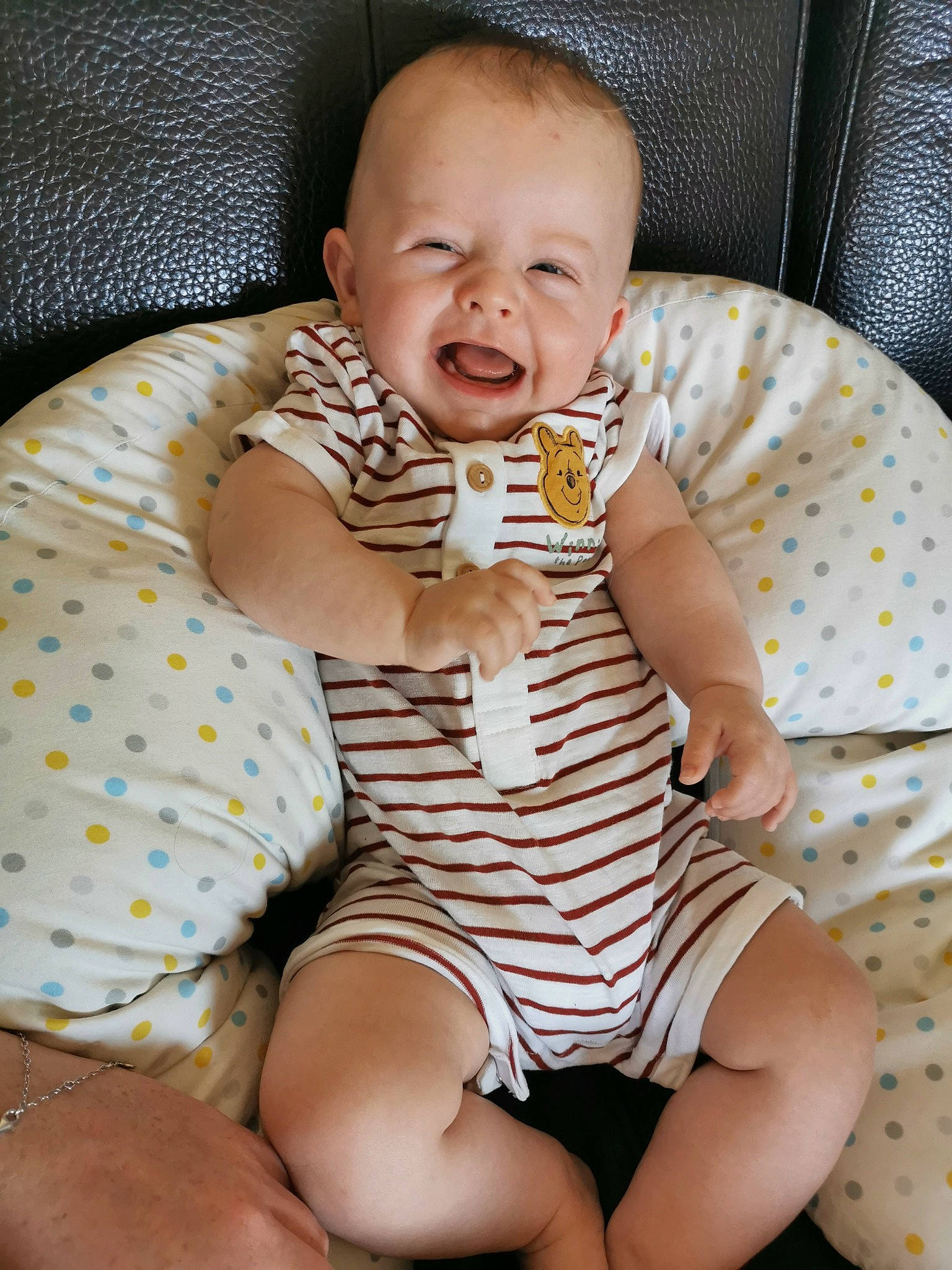 Liam a rejoint le concours — aidez-le/la à gagner de superbes lots ! abdomen, baby, baby_toddler_clothing, chair, chest, child, comfort, face, happy, human_leg, infant_bodysuit, knee, pattern, person, sitting, skin, sleeve, stomach, thigh, toddler
