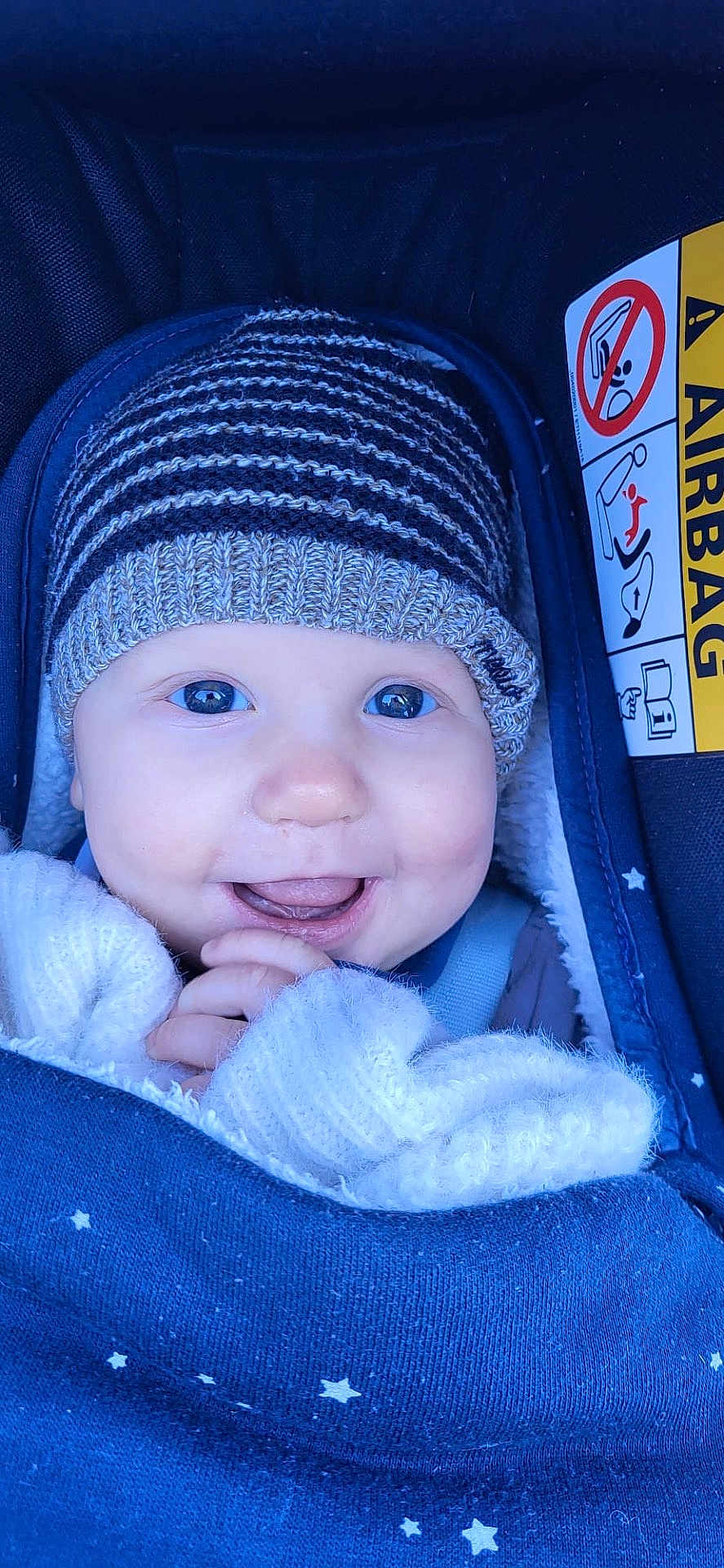 Charly participe au concours pour gagner de l'argent avec cette photo : baby, child, smiling, hat, knit_hat, blue_eyes, car_seat, blanket, winter_clothing, cozy, cute, portrait, face, infant, happy, warm, closeup, person, seatbelt, star_pattern
