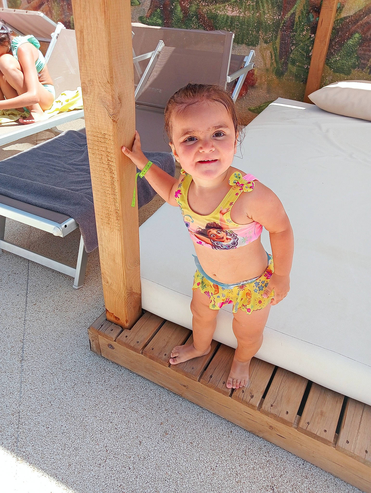 Cataleya a rejoint le concours — aidez-le/la à gagner de superbes lots ! barefoot, chest, child, foot, fun, house, human_leg, leisure, outdoor_furniture, person, play, public_space, recreation, shorts, smile, swimwear, thigh, toddler, undergarment, underpants