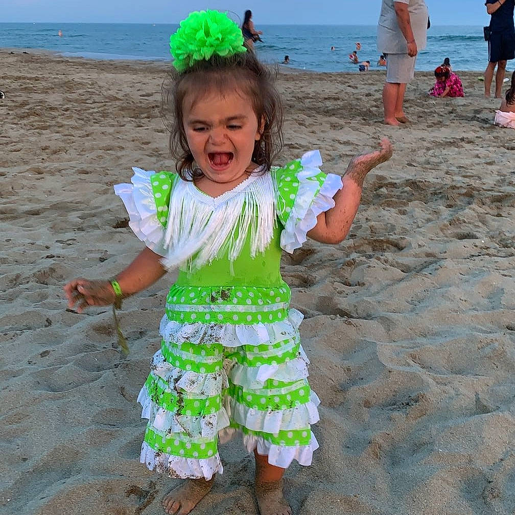 Cataleya participe au concours pour gagner de l'argent avec cette photo : anger, baby_toddler_clothing, beach, child, event, fun, grass, green, happy, people_in_nature, people_on_beach, person, photograph, pink, shorts, sky, sleeve, smile, summer, toddler